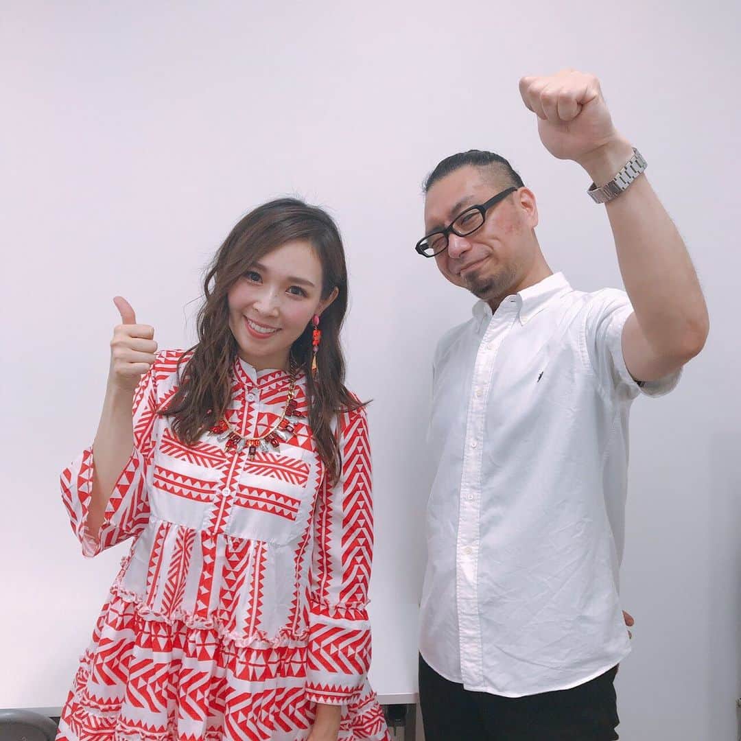愛内里菜さんのインスタグラム写真 - (愛内里菜Instagram)「天保山シーサイドサマーフェスタ2019﻿ Rライブにお越しくださいましたみなさま﻿ ありがとうございました😌🙏﻿ ﻿ このようなフリーイベントに登場させて頂くのは﻿ 久々で とーっても楽しみでした‼️﻿ 1階、2階から360度グルリと﻿ 見てもらえるステージで﻿ お子様から大人までたくさんの笑顔と出会えて﻿ 2公演とも嬉しい時間でした☺️﻿ ﻿ そしてこの度﻿ 演奏曲がロックナンバーということで﻿ 初めて照明をステージに設置してくださり、﻿ Rと照明でロゴを作っていただき﻿ ステージにも力を入れてくださり﻿ 一層テンションがグッと上がりました‼️﻿ ﻿ ﻿ 今回はバンドメンバー垣内倶楽部のハマーと﻿ 二人のステージで﻿ オケにクールでホットなハマーのキーボード演奏とともに﻿ お届けしました😆😆﻿ ﻿ ﻿ 色紙プレゼントのために﻿ グッズをお買い求めいただいたみなさま﻿ 本当にありがとうございました🙏😌﻿ そしてお手紙、プレゼントまで﻿ 本当にありがとうございます🙏‼️﻿ ﻿ ﻿ 天保山マーケットプレース主催者様の﻿ 芹生様 ライブ後に﻿ 私が大好きな食品サンプルのキーホルダーを﻿ お留守番をしてくれてる息子にもと﻿ お揃いでくださって﻿ 本当にありがとうございます‼️‼️ ﻿ 楽しい1日でした🥳﻿ ﻿ ﻿ またこのライブを機に﻿ ライブハウスに遊びに来てくださる方も﻿ 増えてくださったら嬉しいなぁ☺️﻿ ﻿ ﻿ @kaiyukan_japan  初めて海遊館でジンベエザメのゴハンタイムを水槽の上から見ることできた！海遊館のHPから申し込みできます！ #天保山マーケットプレース  #森野サンプル  #愛内里菜 改め#R として #歌手 再始動 #垣内りか #垣内倶楽部 #バンド #バンド名 #ライブハウス #ライブ #スタート」8月19日 1時27分 - rina_aiuchi