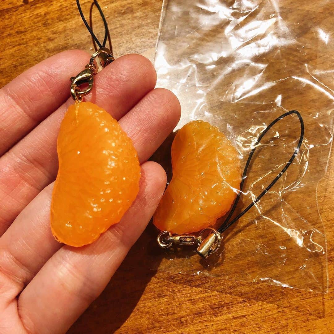 愛内里菜さんのインスタグラム写真 - (愛内里菜Instagram)「天保山シーサイドサマーフェスタ2019﻿ Rライブにお越しくださいましたみなさま﻿ ありがとうございました😌🙏﻿ ﻿ このようなフリーイベントに登場させて頂くのは﻿ 久々で とーっても楽しみでした‼️﻿ 1階、2階から360度グルリと﻿ 見てもらえるステージで﻿ お子様から大人までたくさんの笑顔と出会えて﻿ 2公演とも嬉しい時間でした☺️﻿ ﻿ そしてこの度﻿ 演奏曲がロックナンバーということで﻿ 初めて照明をステージに設置してくださり、﻿ Rと照明でロゴを作っていただき﻿ ステージにも力を入れてくださり﻿ 一層テンションがグッと上がりました‼️﻿ ﻿ ﻿ 今回はバンドメンバー垣内倶楽部のハマーと﻿ 二人のステージで﻿ オケにクールでホットなハマーのキーボード演奏とともに﻿ お届けしました😆😆﻿ ﻿ ﻿ 色紙プレゼントのために﻿ グッズをお買い求めいただいたみなさま﻿ 本当にありがとうございました🙏😌﻿ そしてお手紙、プレゼントまで﻿ 本当にありがとうございます🙏‼️﻿ ﻿ ﻿ 天保山マーケットプレース主催者様の﻿ 芹生様 ライブ後に﻿ 私が大好きな食品サンプルのキーホルダーを﻿ お留守番をしてくれてる息子にもと﻿ お揃いでくださって﻿ 本当にありがとうございます‼️‼️ ﻿ 楽しい1日でした🥳﻿ ﻿ ﻿ またこのライブを機に﻿ ライブハウスに遊びに来てくださる方も﻿ 増えてくださったら嬉しいなぁ☺️﻿ ﻿ ﻿ @kaiyukan_japan  初めて海遊館でジンベエザメのゴハンタイムを水槽の上から見ることできた！海遊館のHPから申し込みできます！ #天保山マーケットプレース  #森野サンプル  #愛内里菜 改め#R として #歌手 再始動 #垣内りか #垣内倶楽部 #バンド #バンド名 #ライブハウス #ライブ #スタート」8月19日 1時27分 - rina_aiuchi