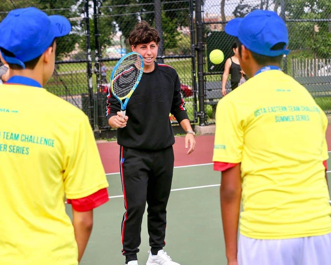 カルラ・スアレス・ナバロさんのインスタグラム写真 - (カルラ・スアレス・ナバロInstagram)「Unfortunately I can’t compete in Bronx this year. But I’m always happy to play and bring a smile to kids 😃🖐🏻🗽 ⠀⠀⠀⠀⠀⠀⠀⠀⠀ #newyork #bronx #nyc #tennis #kids #funny #wta #bigapple #picoftheday」8月19日 1時30分 - carlasuareznava