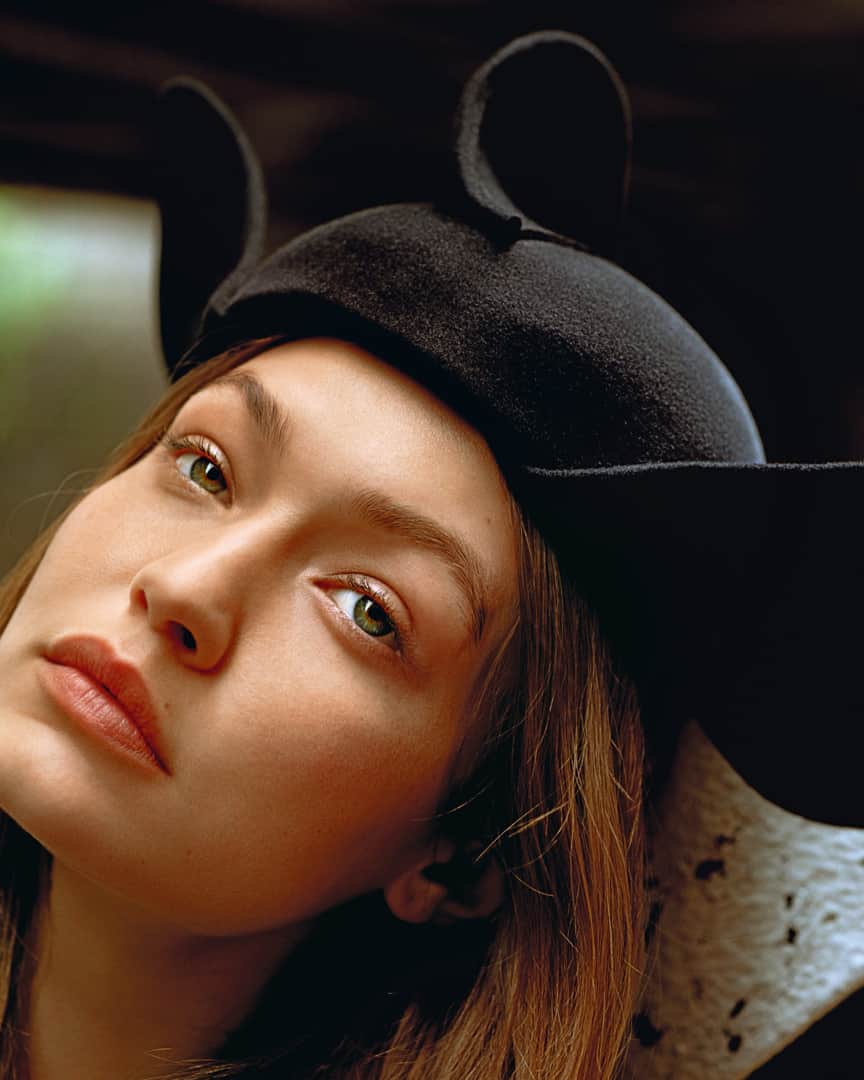 Loeweさんのインスタグラム写真 - (LoeweInstagram)「#LOEWEFW19 featured in @vogueitalia Photography @alasdairmclellan Styling #OlivierRizzo Featuring @gigihadid」8月19日 1時30分 - loewe