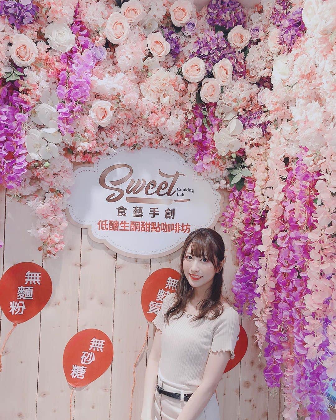 小桃音まいのインスタグラム：「台湾のお洒落cafe❤︎. . . #台湾旅行 #台湾 #台湾グルメ #台北 #小桃音まい #桃色革命 #taiwan #taiwanfood #taipei #taipeicafe #cafe #cafe巡り#花 #flower #pink #kawaii #japanesegirl #followme #ootd #instagood #instalove #instafashion #instalike #idol #アイドル #カフェ #ハーフアップ #photography #instagrammer #台北カフェ」