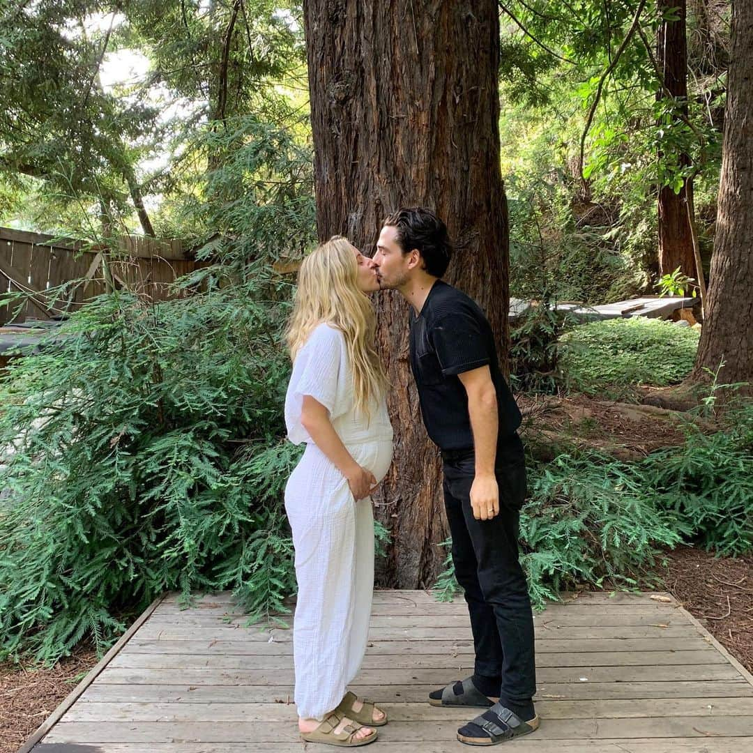 マラ・ロザックさんのインスタグラム写真 - (マラ・ロザックInstagram)「I got to marry my favorite human 1 year ago today at this exact spot. So much can change in a year! Happy anniversary to this beautiful human who has changed my life in the most beautiful way! We can’t wait to meet our little baby boy creation❤️」8月19日 1時34分 - mararoszak