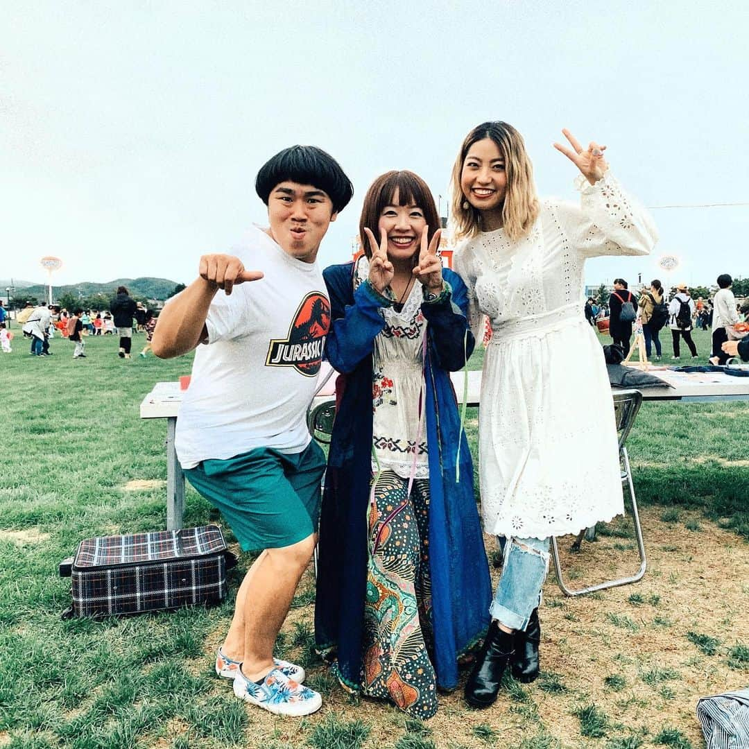 Rihwaさんのインスタグラム写真 - (RihwaInstagram)「湧別町BONBON夏祭り大会🏮🎆 チューリップで有名な湧別町で、ライブしてきましたああ！❤️🙏🏽🌷 観てくださった皆様、呼んでくださった湧別町の皆様、楽しい時間をありがとうございます！！🌷🌷🌷 子供達がたっくさん集まってくれたハイタッチ🙌、onちゃんも盛り上げてくれて、とっても楽しかったね〜！☀️🌼🐥💛 「明日はきっといい日になる」は金子智也さんとコラボしました！笑った笑った！🤣☀️ 夜は出店で色々買い食いしたよ〜😁👍🎆 みんな知ってた？道東の方では、アメリカンドッグは砂糖で食べるんだよ！😳💞ソーセージ入りの揚げパンって感じでめちゃくちゃ美味しかった！！🥺😍😳✨ 最後は盆踊り大会〜からの花火〜！🌟🏮🌷 こども盆踊りは、北海道ではお馴染みのしゃんこしゃんこしゃんこしゃしゃんこしゃん🎶🏮 大人の仮装盆踊り大会では初めての踊りだったけど、一生懸命踊ったら段々と動きが滑らかになって、最後はなんと、審査員の方々が選んでくれて、賞まで頂けました！！！！仮装はしてなかったから、「個人素踊り」の10位だよ！ギリ入賞！嬉しいいいい！！！！🥺🏮🎆 盆踊りずーっとやりたかったんだ！！ほんとうに楽しかったです！！！！素敵な出会いになりました、湧別町！！ありがとう、みんな！🎶🌷🙏🏽 明日もサロマ湖満喫するよ〜ん💞✌🏽 #Rihwa #オホーツク #湧別町 #チューリップ #夏祭り #盆踊り #お盆 #お祭り #live #ライブ #金子智也 #児玉梨奈 #ハイタッチ #HTB」8月19日 0時00分 - rihwa_official