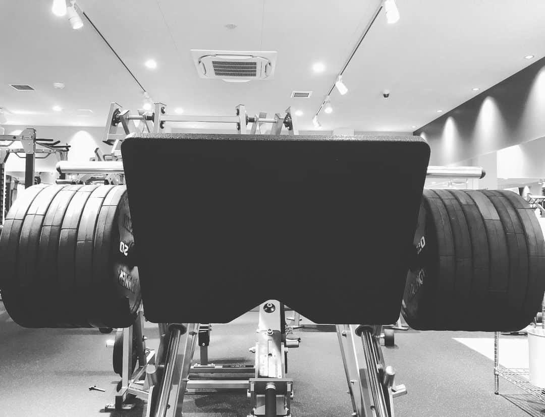 鷹木信悟さんのインスタグラム写真 - (鷹木信悟Instagram)「久々の夜トレ...🦵 #gym #training #workout」8月19日 0時02分 - takagi__shingo