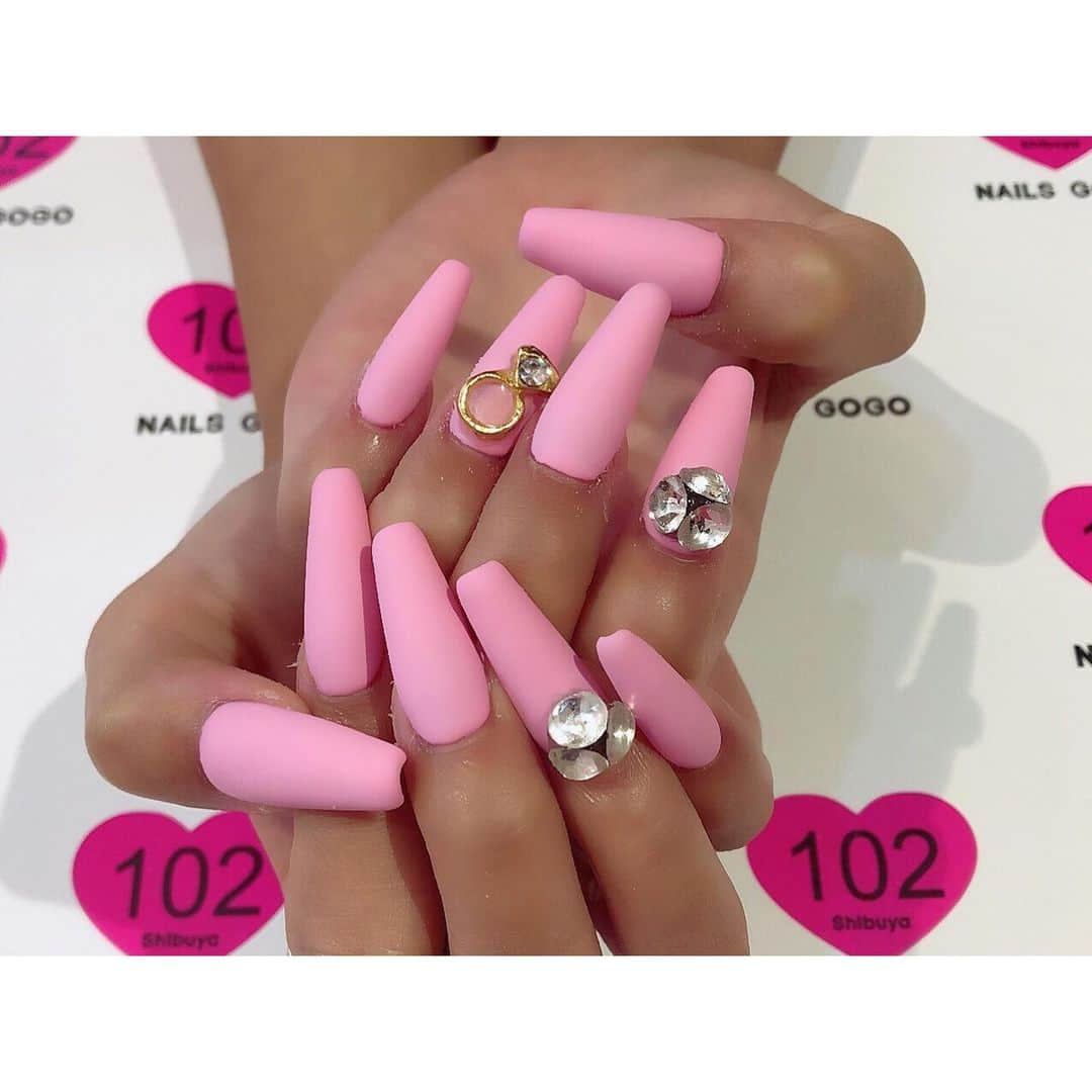 石垣千菜美さんのインスタグラム写真 - (石垣千菜美Instagram)「New nail💅 今回はシンプルにピンクのマットネイル💓 少しスクエアタイプにしてみた‼️ 黒肌だとマットネイルは映えるからいいね😊  @nailsgogo で #ネイリスト募集していたよ！ #ネイリスト の方は NAILSGOGOのホームページをチェックしてね ・ #スカルプやり放題 22歳以下は12980円ですー♪ ・ #渋谷センター街 ZARA目の前3階だよ 03-5728-4343 ・ 10時から22時まで営業 ※金曜日の夜は深夜営業04:30までやってるよー💕 ・ #スカルプネイル  #夏ネイル  #シンプルネイル  #清楚ネイル  #egg #egg復活 #石垣千菜美 #石垣ちなみ #eggモデル #eggガール #ギャル #黒ギャル」8月19日 0時02分 - chi_nami.1108