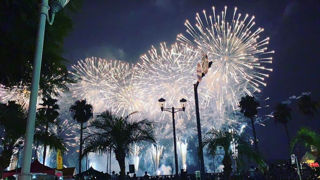 黒田アーサーさんのインスタグラム写真 - (黒田アーサーInstagram)「熱海の花火🎆はやっぱり最高だー❗️👏👏😊今年の夏も見られて幸せです❤️#熱海花火大会 #迫力満点‼️」8月19日 0時04分 - kuroda_arthur