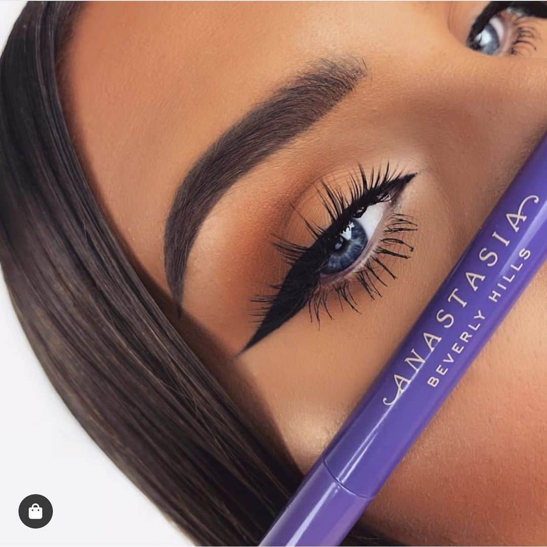 Anastasia Beverly Hillsさんのインスタグラム写真 - (Anastasia Beverly HillsInstagram)「That eyeliner and brows it’s all you need @emmacervin ❤️❤️❤️love this look.  #abhliquidliner and eyebrow/ using #dipbrowpomade - chocolate and #abhduopowder -dark brown 💫#anastasiasoare #anastasiabrows #anastasiabeverlyhills」8月19日 0時10分 - anastasiabeverlyhills