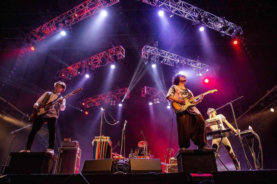 長島涼平のインスタグラム：「SUMMER  SONIC 2019ありがとう！！ なんか知らないけど、ずっと風浴びてました！！ the telephonesの活動歴の中で半分以上出てるサマソニ。今年も忘れられなそうです。ありがとう！！ photo by 中磯ヨシオ (@tarururutu)  #サマーソニック #サマソニ #thetelephones #小型扇風機 #威力すげー #誠治君 #エサあげたい」