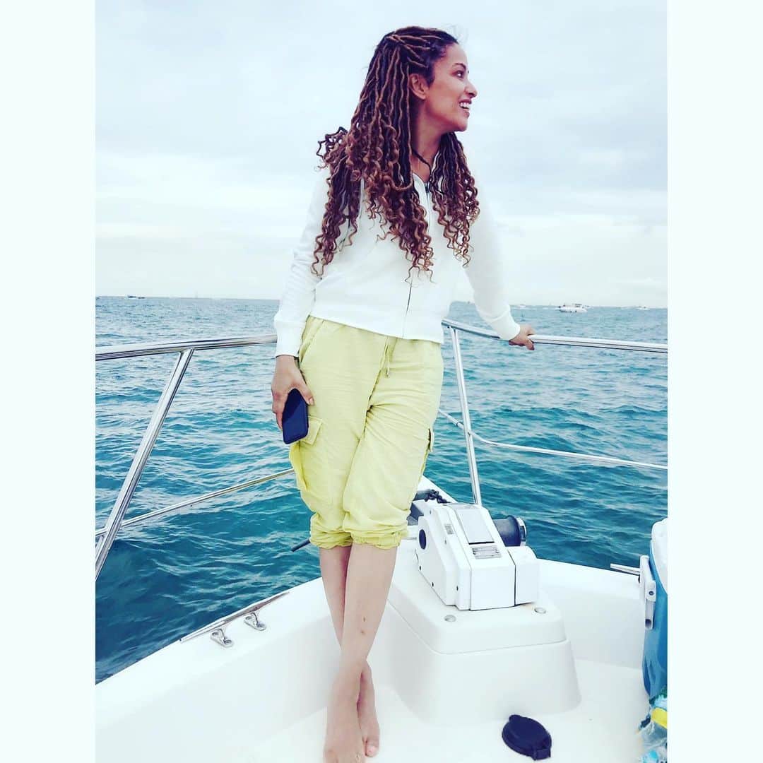 ジーン・トリプルホーンのインスタグラム：「When everything seems possible✨🛥⚓️🧜🏽‍♀️ . . . . #boatlife #summer #chicago #lake #inspiration #yatch」