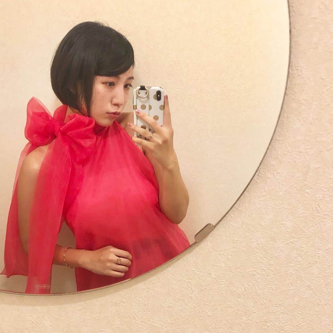 azのインスタグラム：「あづisナンバーワン&オンリーワンの優美孤高な世界と75億人の人間が愛し戦い生き死にゆく地球を行ったり来たりしてる。たとえ地球で傷ついてもひとみをーとじーればーわたーしはー大丈夫。﻿ ﻿ という、振り切った自己肯定感の強さというか、履き違えたというか、肯定というより浮遊というか。﻿ ﻿ わたしは強いし、賢いし、キュートだし、おちゃめだし、ずるいし、美しい。そこそこに。﻿ そうでも思ってないと正気を保ってられますか？こんなクソみたいな世界で。﻿ ﻿ 誰になんて言われようが「そうですか」としか思わないし、だからといって自分の意見を正義だと思って振りかざしたりは絶対にしない。自己肯定感の強い人あるあるなんですけど「自己肯定感矛」が炸裂するんですよ、あれ本当に人を傷つけるので注意な。﻿ ﻿ とはいえ私のこうした姿勢すら誰かを傷つける可能性があるわけで、それを気にしていたらどうにもならないわけで、ある程度のことは腹括って“おしゃべり”しなきゃいけないんですよ。﻿ ﻿ ﻿ ﻿ ﻿同じ服でもヘアメイクで雰囲気が全然違います。詳しくは #ヤバいピンクのやつ をご覧比較くだせぇ #tops﻿ #モテ服﻿ #zara﻿ #zara女﻿ #ザラジョ﻿ #フューシャピンク﻿ #モテすぎ」