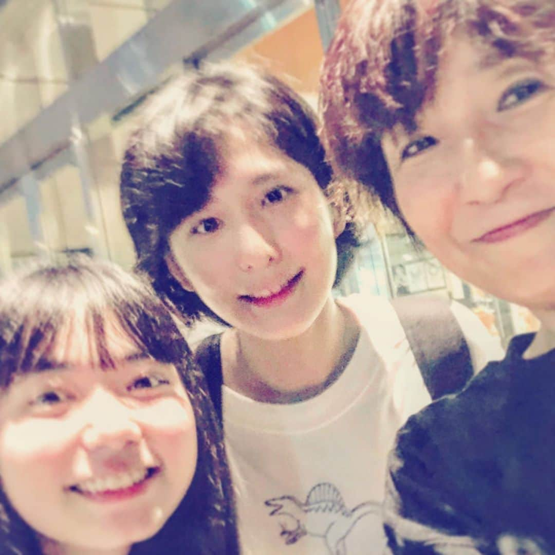 藤田朋子さんのインスタグラム写真 - (藤田朋子Instagram)「#明日のスター  #よくあるフレーズ #私も #レミゼラブル の #オーディション に ＃合格 した時 なんか #実感なかった #スターを作るミュージカル #素人でひとりだけ と持ち上げられていたけど、#朝ドラ #ノンちゃんの夢 #ヒロイン #ドラマデビュー して #歌える女優 とか #マルチタレント とか、あの当時は、女優が歌ったり、踊ったり、執筆したりするのは、どこか #違和感 があって揶揄されてた🍏  #エッシャー通りの赤いポスト という #園子温 さんの作品で、まだ世の中には余り知られていない役者、役者の卵さん達と共演して、改めて #初心を思い出した 私も頑張ります🍎 頑張ってもいいよね、まだ？  #小平祭莉 #藤丸千 #まだ #無名 #上等  #tomokofujita  #matsurikohira #senfujimaru #sonoshion #トルコアズ #turkoaz」8月19日 0時22分 - chiendormant