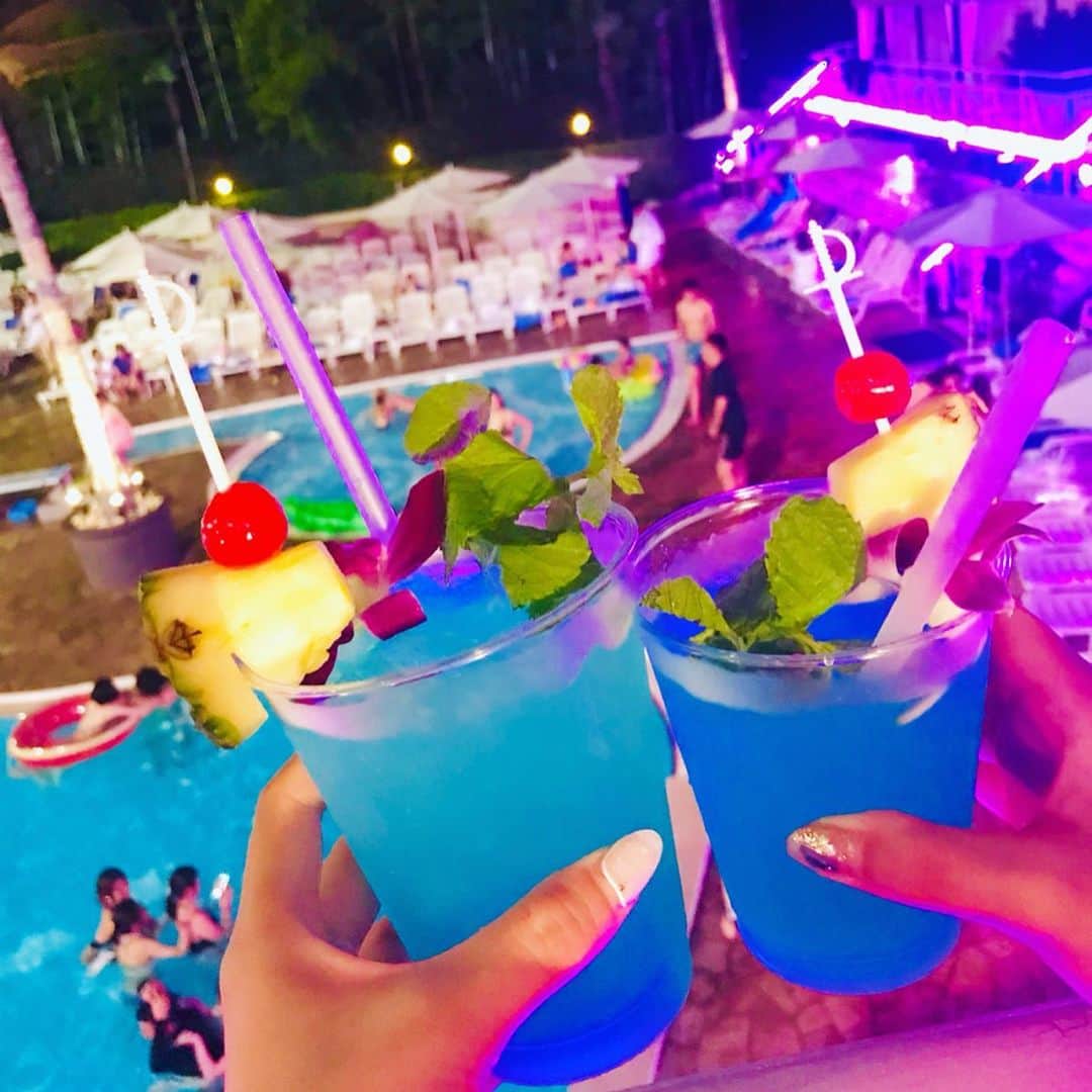 のインスタグラム：「夏の思い出🌝🍍🏖 守口さんが去年から行ってみたいと 言っていた念願のナイトプール👙🌃✨ ついに行ってきました😂 映えがすんごかった😳120%の映えスポット😂 楽しかったし気持ちよかったです〜 . . . #ニューオータニガーデンプール #ナイトプール #プール #ホテルニューオータニ東京 #ニューオータニ #映え #夏 #hotelnewotani #nightpool #pool #rsk #アナウンサー #岡山香川の皆さん守口さん元気ですよ😊 #会いすぎだけど前は会社で毎日会ってたから何の違和感もないです」