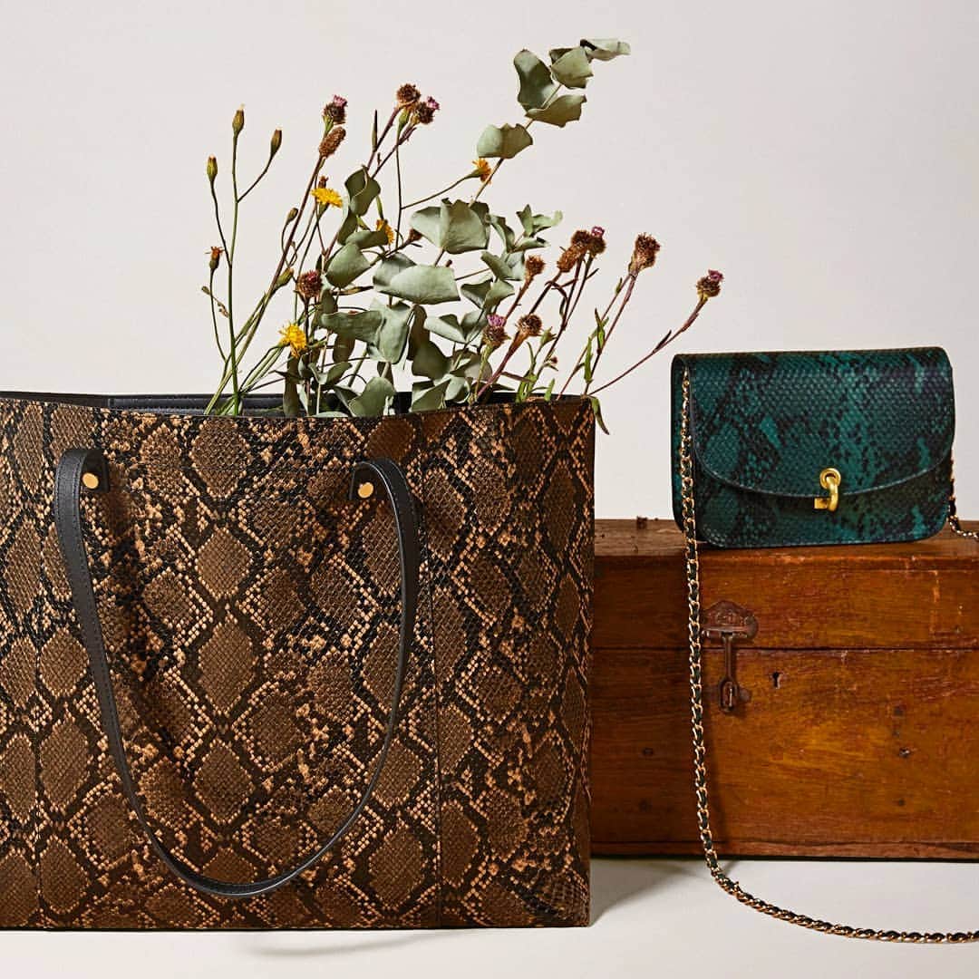 アクセサライズのインスタグラム：「The coveted transitional print that will take you from season to season; our snakeskin bags are a versatile must-have. 🔍 Large tote: 7907699700 🔍 Cross body: 7907793000 Tap the link in the bio to shop now. #Accessorize #NewSeason」