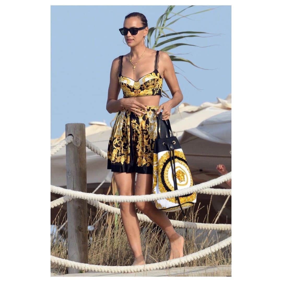 ジャンニヴェルサーチさんのインスタグラム写真 - (ジャンニヴェルサーチInstagram)「@irinashayk spotted on vacation in a silk Barocco print silk skirt and bralette, paired with a matching #VersaceHome beach bag. #VersaceCelebrities」8月19日 0時34分 - versace