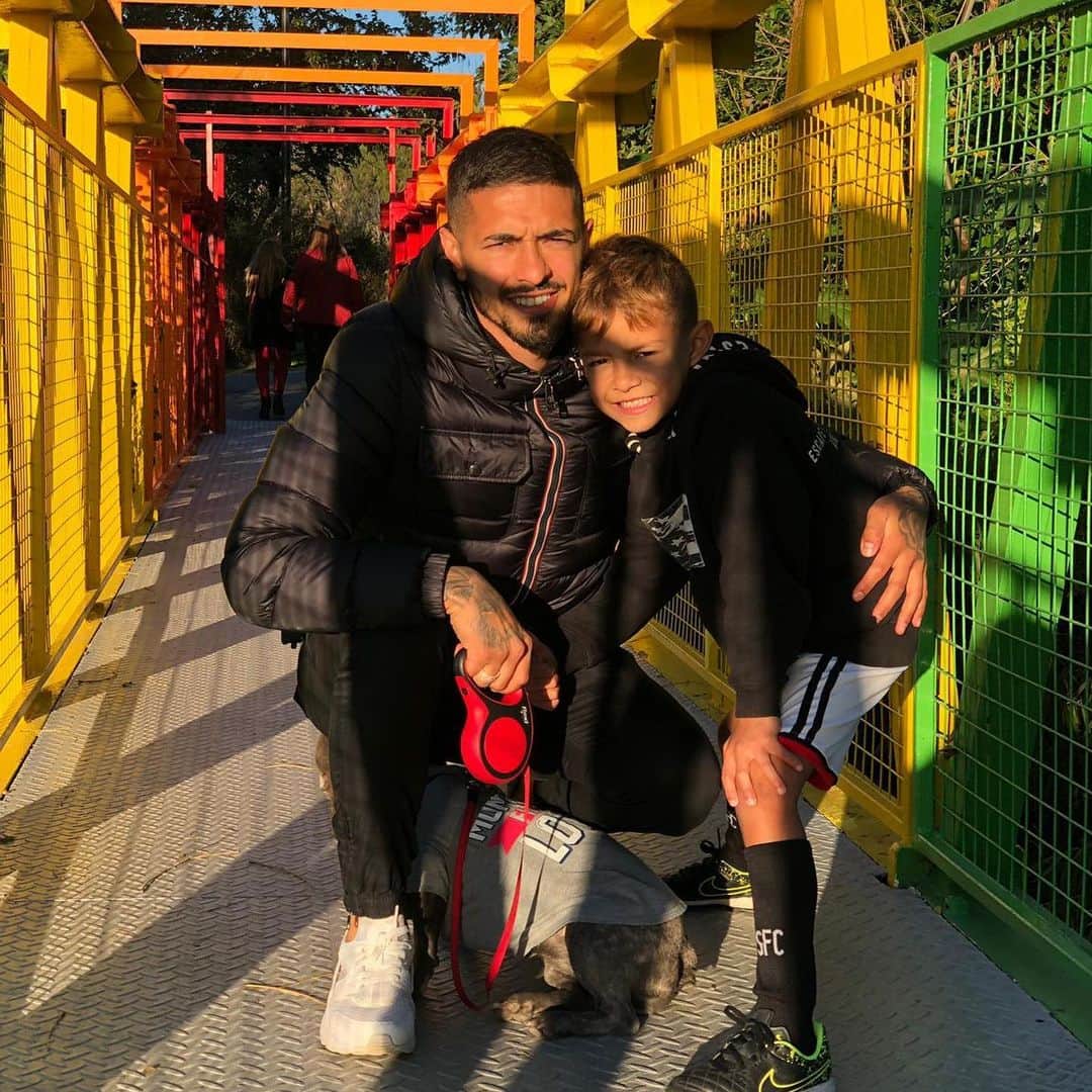 マヌエル・ランシニのインスタグラム：「Feliz día del niño chiquitos los amo ❤️」