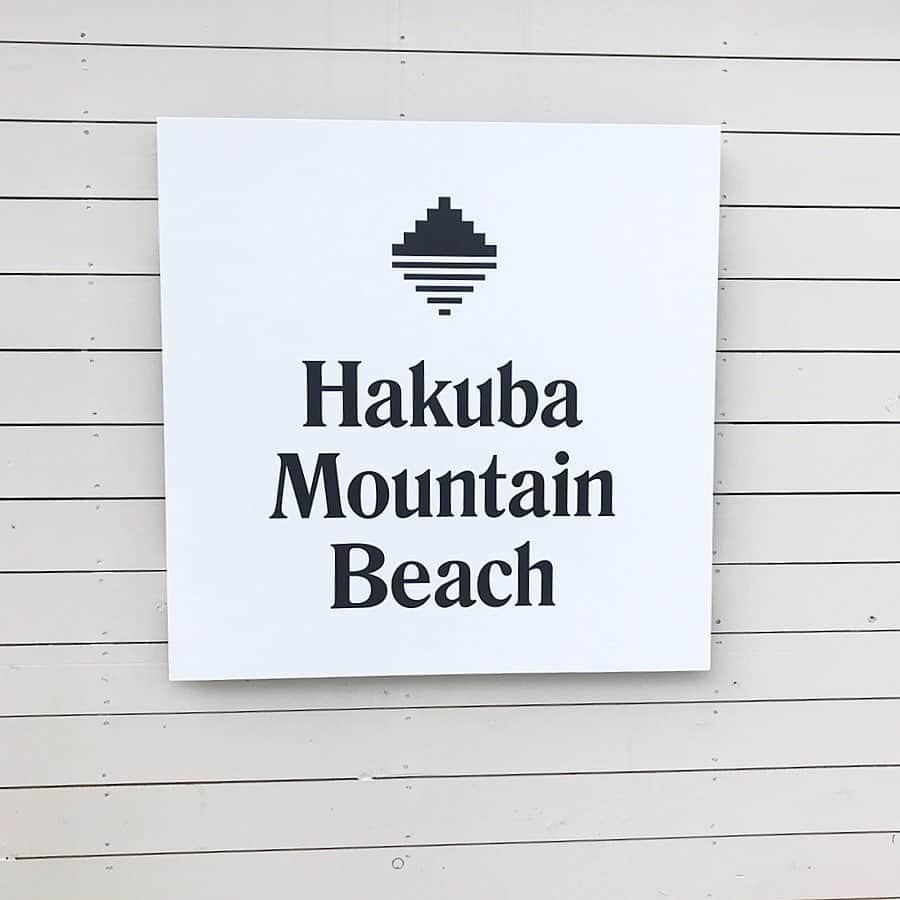 清川芽生さんのインスタグラム写真 - (清川芽生Instagram)「New Open!したビーチリゾートをイメージした標高1,400mの絶景テラス #HAKUBAMOUNTAINBEACH﻿ ﻿ ﻿ この間 #八方池 まで軽く登山しに行った時に帰りにリフレッシュしに寄り道しました☺️🌴﻿ ﻿ ﻿ とてもフォトジェニックな空間でおしゃれで、特にハンモックが癒されました🍍﻿ 山の上だから涼しいのもよかった〜🌿﻿ ﻿ ﻿ サウナ・ジャグジーエリアは、ゴンドラサウナを2台設置されていて、自然の景色を眺めながらたっぷりと汗をかいてから、﻿ ﻿ ﻿ 併設しているジャグジーや水風呂で心地のよい風を感じながらクールダウンしてリフレッシュすることができるそう!🍃☺️﻿ ﻿ ﻿ ゴンドラがサウナになってるところも面白いよね😂💕﻿ ﻿ ﻿ ラウンジビーチエリアでは、おしゃれな軽食やスイーツ、ドリンクが楽しめるそうですよ🍹🍔﻿ ﻿ ﻿ 白馬には美肌にもおすすめ温泉があります🧖‍♀️﻿ 私のお気に入りは硫黄の泉質の #倉下の湯 ﻿ 疲れにもいいし、お肌にもいい✨﻿ ﻿ ﻿ 山の絶景を見ながらの露天風呂も癒されるんだよね☺️🌿﻿ ぜひ美容旅におすすめです💕﻿ ﻿ ﻿ #白馬マウンテンハーバー にも負けないおしゃれ度だったよ🐶🌟﻿ ﻿ ﻿ 🏔白馬マウンテンビーチ﻿ 🕑2019年7月26日（金）～10月27日（日）﻿ 📍白馬八方尾根うさぎ平の屋上﻿ ﻿ ﻿ #白馬マウンテンビーチ #倉下の湯 #八方池 #女子旅 #美容旅 #白馬 #hakuba #白馬八方尾根 #白馬八方 #白馬八方尾根スキー場 #白馬村 #hakubahappo #hakubamountainharbor #絶景テラス #長野観光 #japantravel #nagano #hakubamountain」8月19日 0時27分 - mei0508_