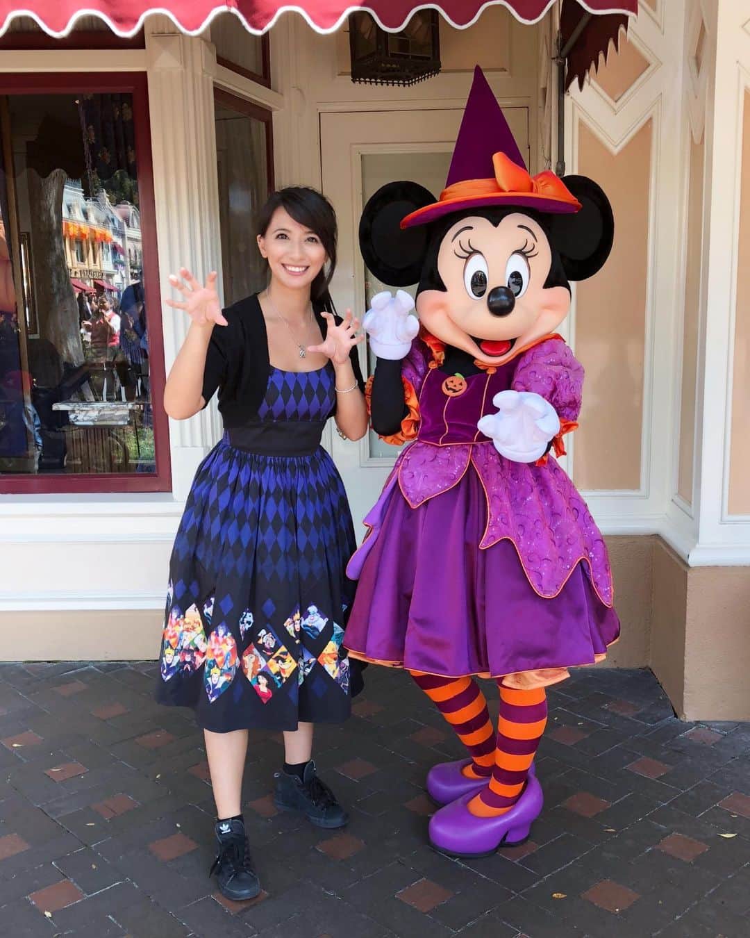 矢部あやさんのインスタグラム写真 - (矢部あやInstagram)「201809 4day 魔女ミニーちゃん♡ イベント参加しなくてもハロウィンのコスに会えるのは本当に嬉しい！ ・」8月19日 0時28分 - yabedayo0622