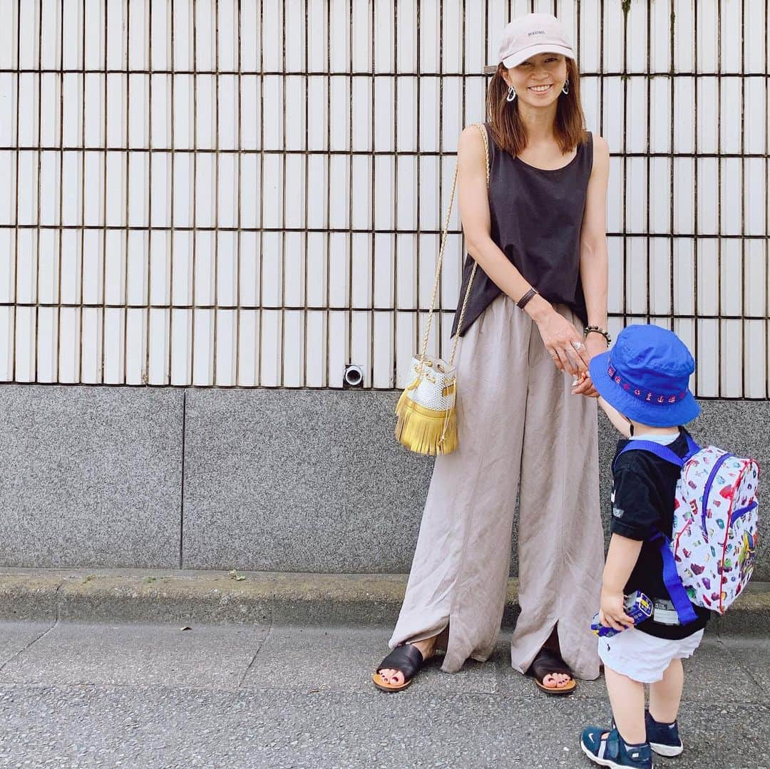 安田美沙子さんのインスタグラム写真 - (安田美沙子Instagram)「息子おっきくなったなぁ。。。 83cmだから、私の半分よりおっきいのかぁ😊✨ 帽子＆リュックではりきりボーイ。パパと電車に乗るのを、改札まで見送りに行ったら、泣いたくせに振り向いてくれなかった。。。 いつかの息子の旅立ちを見ているよう。ママ、寂しい😭✨ . . . tops.pants... @florent___official  bag... @jandmdavidson  #boy #27monthsold #love」8月19日 0時32分 - yasuda_misako