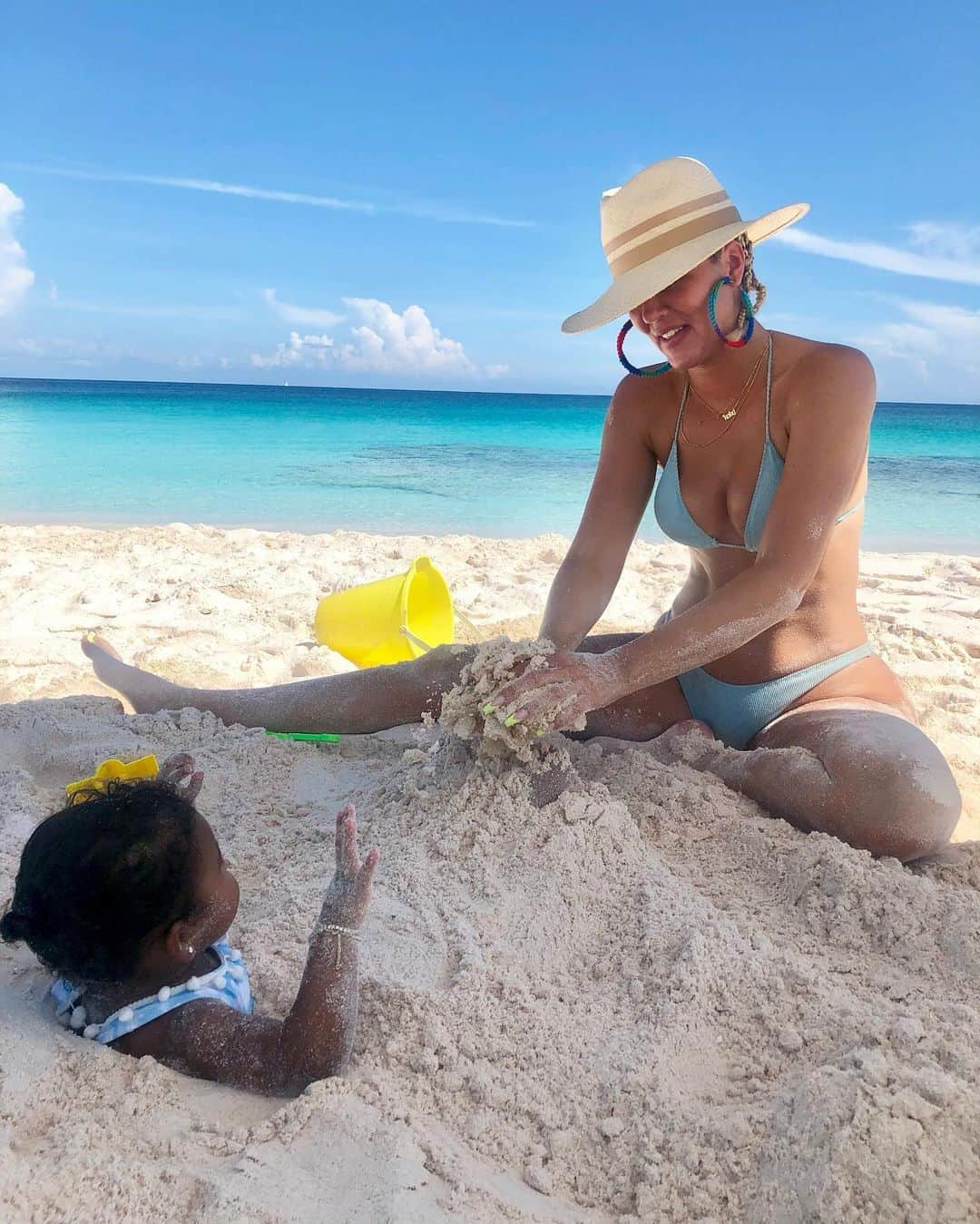 クロエ・カーダシアンさんのインスタグラム写真 - (クロエ・カーダシアンInstagram)「🐚 my beach baby and Me 🐚」8月19日 0時43分 - khloekardashian