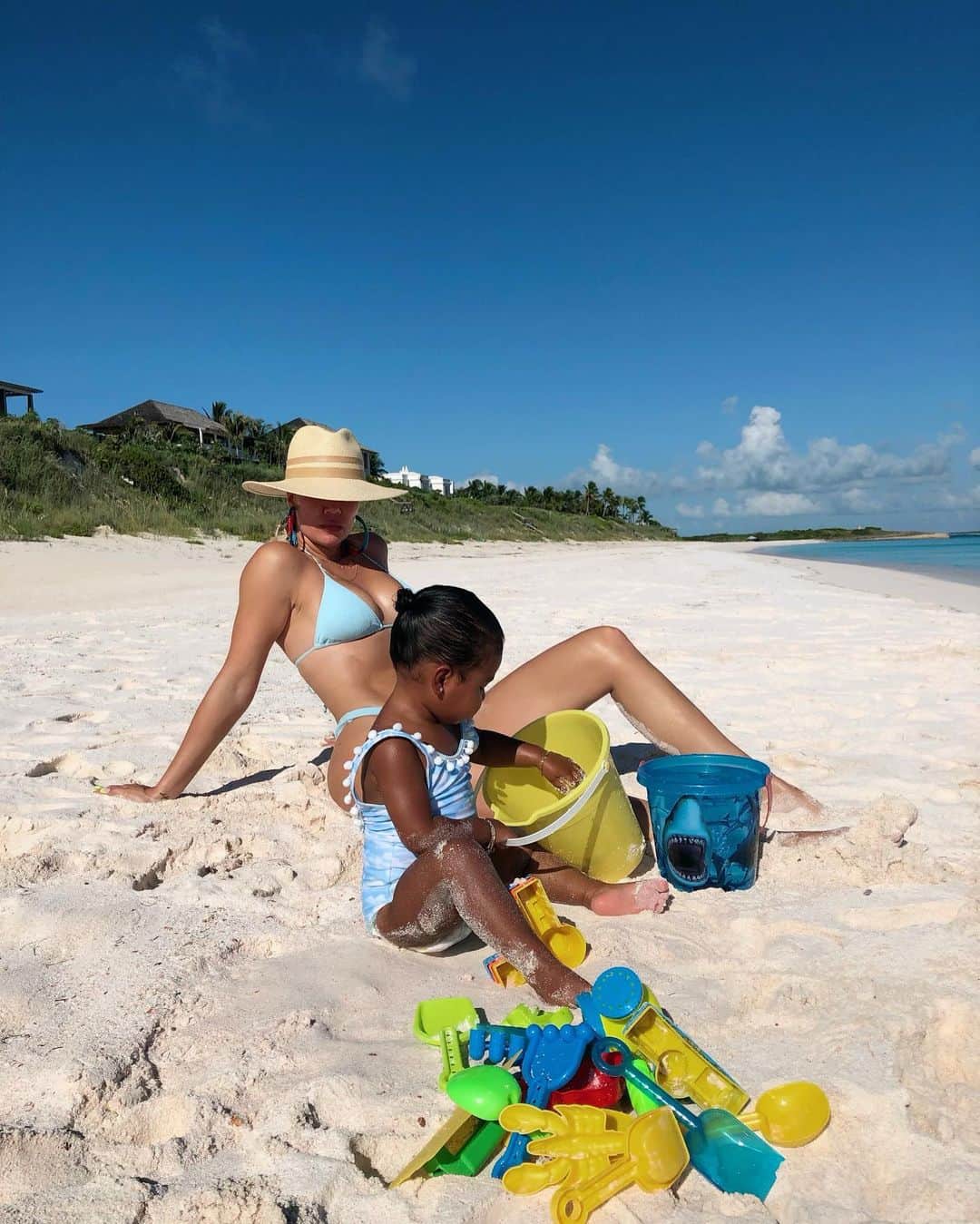 クロエ・カーダシアンさんのインスタグラム写真 - (クロエ・カーダシアンInstagram)「🐚 my beach baby and Me 🐚」8月19日 0時43分 - khloekardashian