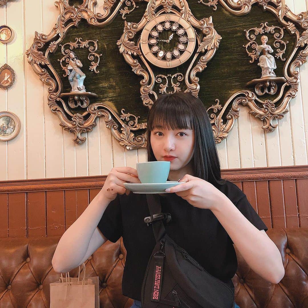 鉄戸美桜のインスタグラム：「おしゃカフェに入った！！！手にクロワッサンついてるのは知ってまース👶🏻」