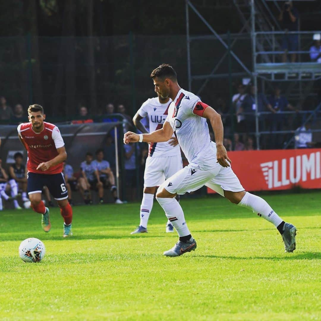 ブレリム・ジェマイリのインスタグラム：「Si riparte. Più forte che mai. Forza Bologna 🔴🔵 Back to Business ⚽️」