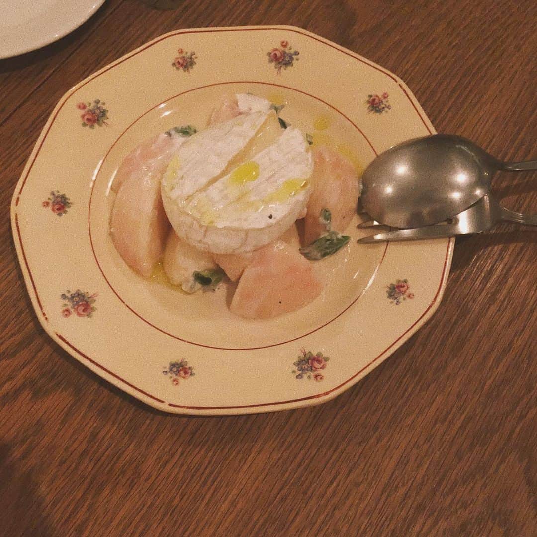 畑田萌のインスタグラム：「これから何を始めようとかどう変わっていこうって改めて熱量をあげてくれる人、 仕事に向き合う姿勢がかっこよすぎるふくちゃん。  あしたからまたくるたで髪をきります。 色んな人に会えるのがたのしみだ✂︎ そんな場所があることに感謝した夏休み最終日でした。」
