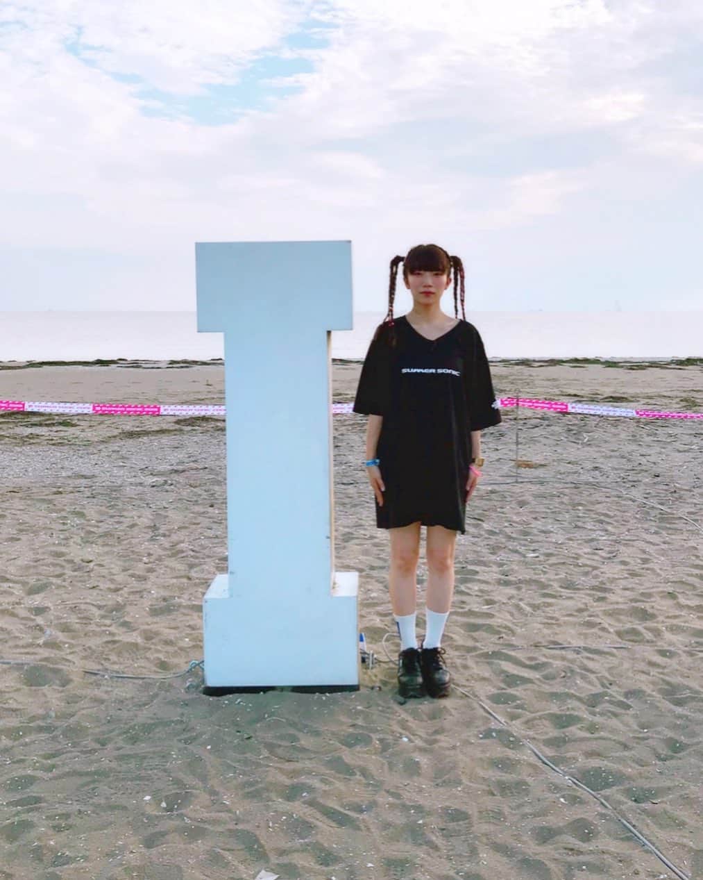 ぱいぱいでか美のインスタグラム：「初サマソニ3日間楽しかった〜 SUMMER SONIC の「Ｉ」と私です。 ꙳ #summersonic #summersonic2019  #サマソニ #夏フェス ꙳ とあるお仕事でサマソニ行かせて頂きました！ その内告知しますのでお楽しみに❤︎ 3日間めちゃくちゃ楽しかったです〜 写真はあえての直立不動だけどほんとに楽しかったです！笑 普段自分が聴かないタイプの音楽にも触れて また好きな音楽が増えて嬉しいよ〜 今の時代はすぐに配信で聴けるのも便利でいいですね…… でもだからこそCDを買うという行為も大好きよ…… というわけで！告知をお楽しみにー！」
