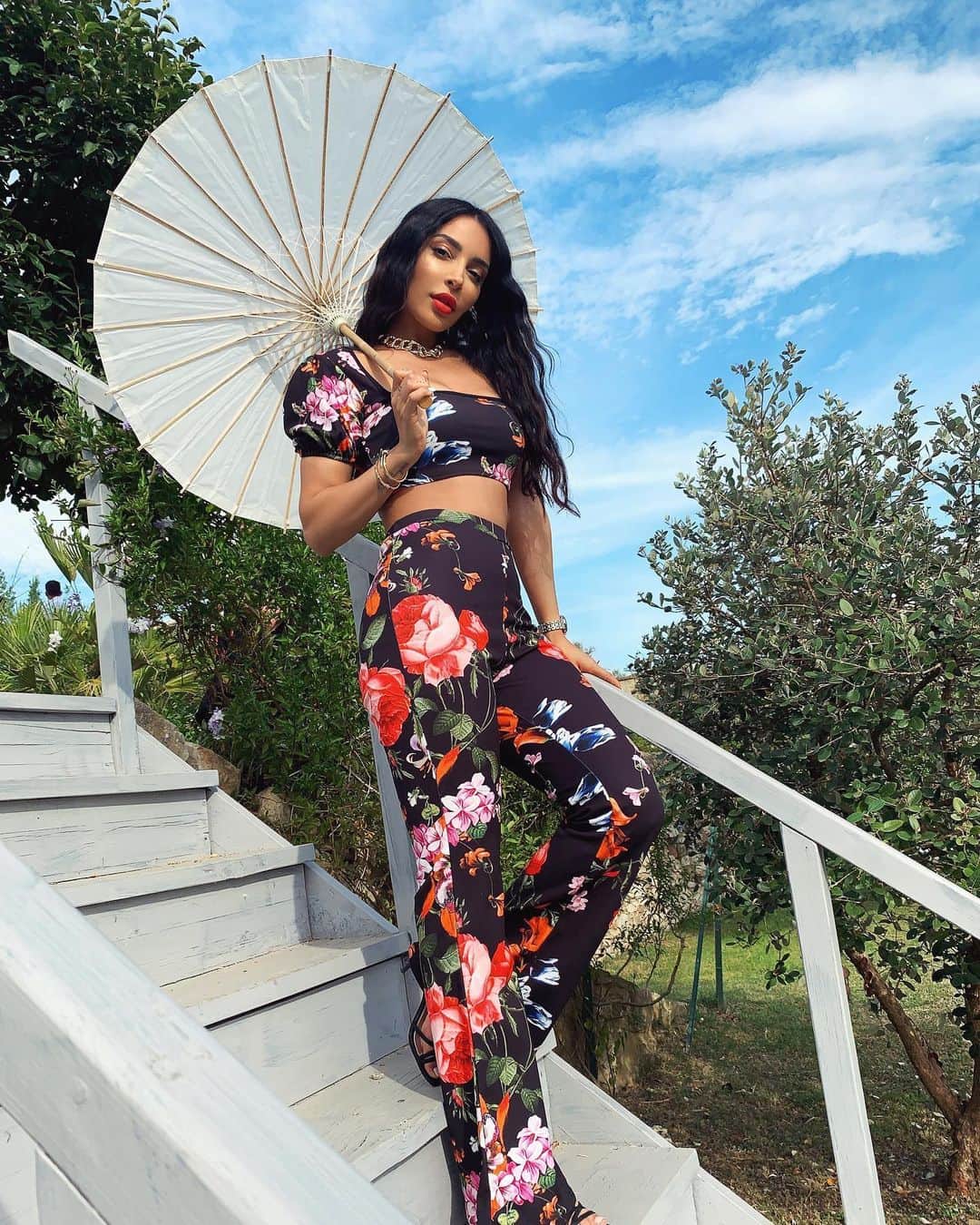 sananasのインスタグラム：「Mediterranean vibes 🌞 Outfit @prettylittlething 🌹 . #Flowers #Olive #Prettylittlething #Outfit #SummerOutfit」