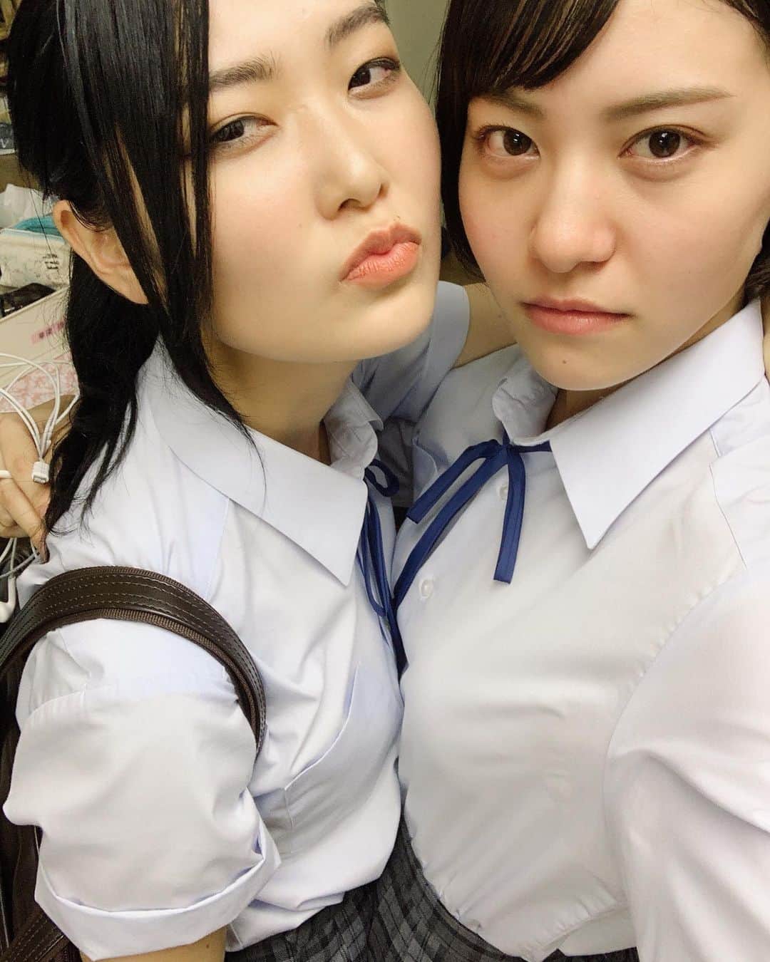 のインスタグラム：「初日ありがとうございました！﻿ 満席！当日券キャンセル待ち！トリプルカーテンコール！﻿ 感激でございます。﻿ 出演者、スタッフさん、最後まで身体に気をつけて駆け抜けたいと思います！﻿ 明日からもよろしくお願いいたします☺︎﻿ ﻿ 地方から来てくださった方もいて、いつも本当にありがとうございます〜🥳﻿ ﻿ 開場中、チラシ配りをしました、根矢涼香と。目力。﻿ ﻿ #転校生2019」