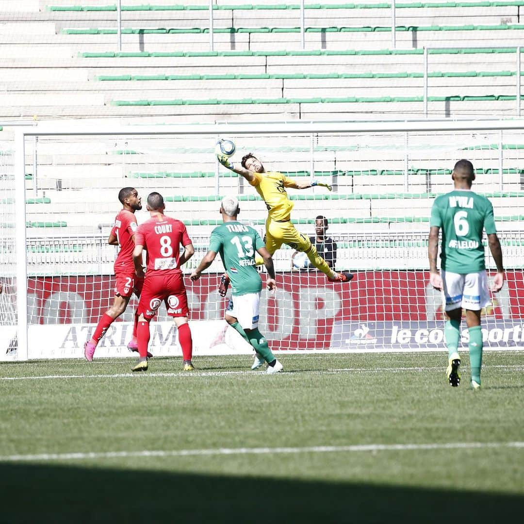 リーグ・アンさんのインスタグラム写真 - (リーグ・アンInstagram)「🆕🔥 Pour sa première dans le Chaudron, Denis @bouanga_20 🇬🇦 permet à l'@asseofficiel de décrocher le point du nul face au @stadebrestois29⚽️💪 ! #ASSESB29 (1-1) • • #Ligue1Conforama #Bouanga #ASSE #ASSaintEtienne #SB29 #StadeBrestois29 #GeoffroyGuichard #StadeGeoffroyGuichard」8月19日 0時47分 - ligue1ubereats