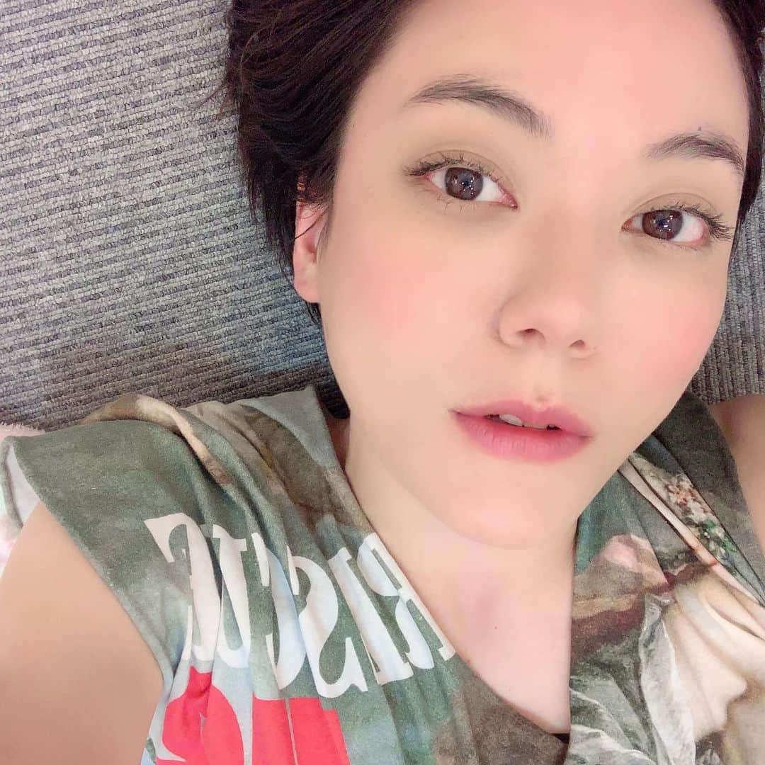 鈴木杏さんのインスタグラム写真 - (鈴木杏Instagram)「大阪公演、無事に終わりました🌈ありがとうございました！毎日楽しかったな。もっと長く居たかったな。京都でも公演したかったな。まだまだ頑張れと言われているようです😌着々と31日の大千穐楽に向かっています。おわりのはじまり。そしてきっと、おわったらまた、なにかが、はじまるのです。目の前の一瞬一瞬を、余すことなく目に耳に鼻に口に脳に心に肌に魂に焼きつけて生きたい。 #フローズンビーチ #KERACROSS #ケラリーノサンドロヴィッチ  #鈴木裕美 #ブルゾンちえみ #花乃まりあ #シルビアグラブ  #もりまりも #サンケイホールブリーゼ  #ひとの楽屋でごろごろするのが好きな私」8月19日 0時59分 - anne.suzuki.official