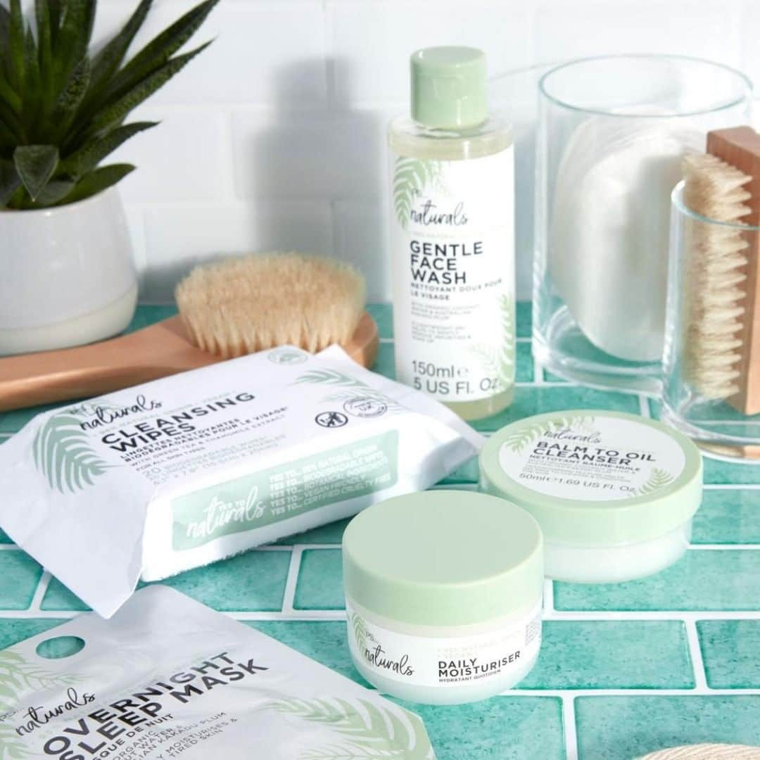 プリマークさんのインスタグラム写真 - (プリマークInstagram)「Sunday skincare essentials 💕 Skincare routines don’t need to be complicated or expensive, and luckily for you, our vegan range is neither. Made with plant derived ingredients, this collection will help to leave all skin-types feeling soothed, nourished and refreshed 🌿 Prices from £1/€1.50 #Primark #PrimarkCares #skincare #crueltyfree」8月19日 1時00分 - primark