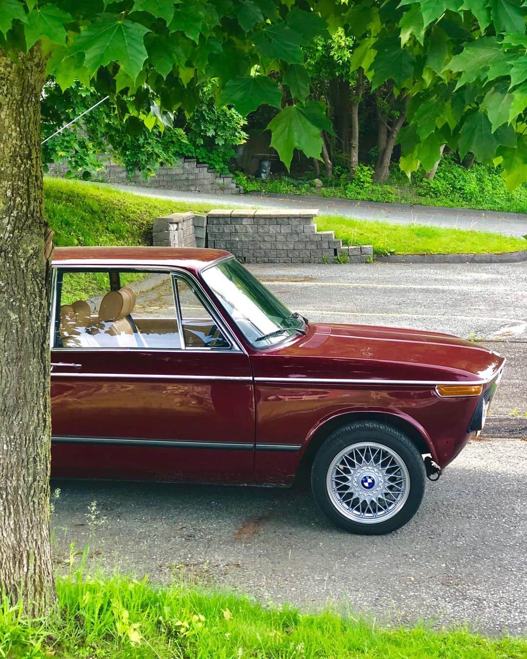 BMWのインスタグラム：「Memento of the golden age of the 1970s. The BMW 2002. #BMW #2002 #BMWclassic #BMWrepost @ddletendre」