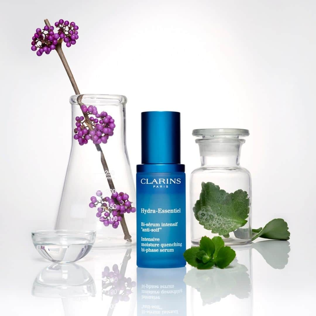 Clarins Españaさんのインスタグラム写真 - (Clarins EspañaInstagram)「¿Tu piel te pide hidratación? 💧  El extracto de Kalanchoe Bio presente en Hydra-Essentiel Bi-Sérum Intensif "Anti-Soif" refuerza la barrera cutánea y activa el poder de auto-hidratación incluso en las pieles más sedientas. 🌿  Encuentra el sérum experto que mejor se adapte a tu preocupación de belleza en nuestro Sérum Finder 👉 link en bio  #SerumFinder #Clarins #Serum #TúAnteTodo」8月19日 0時55分 - clarinsespana