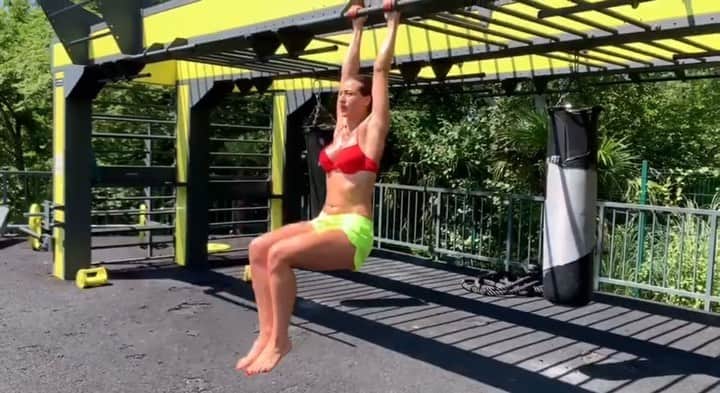 ヤナ・イグリアンのインスタグラム：「Оказалось вам нравятся видео с моими тренировками😏 В прошлый раз просили расписать количество повторений👌🏽 ⠀ Держите❤️ ⠀ - Прыгающие джеки 40 раз - Болгарские выпады по 15 раз на каждую ногу - Бёрпи на прямых руках 10 раз - Присед сумо с гирей 20 раз - Подъём ног к груди 15 раз - Крабик 20 шагов правым /20 шагов левым боком ⠀ Количество подходов минимум 3, но в любом случае, исходите из вашей физической подготовки, в принципе это не сложно😉 ⠀ Что ещё хотели бы увидеть у меня на станице?😊」