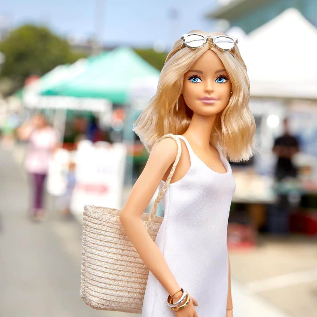 バービーさんのインスタグラム写真 - (バービーInstagram)「I'm keeping it fresh at the farmer's market, what are you up to? 💐#barbie #barbiestyle⁠」8月19日 1時18分 - barbiestyle