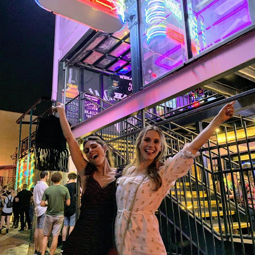 ジェイミー=リン・シグラーさんのインスタグラム写真 - (ジェイミー=リン・シグラーInstagram)「Celebrating going beyond 2 million downloads with this lady in Nashville, and about to do some exciting business down here too! Head to @mamasaidpodcast to follow all our adventures. Love us @jennacparris」8月19日 1時21分 - jamielynnsigler