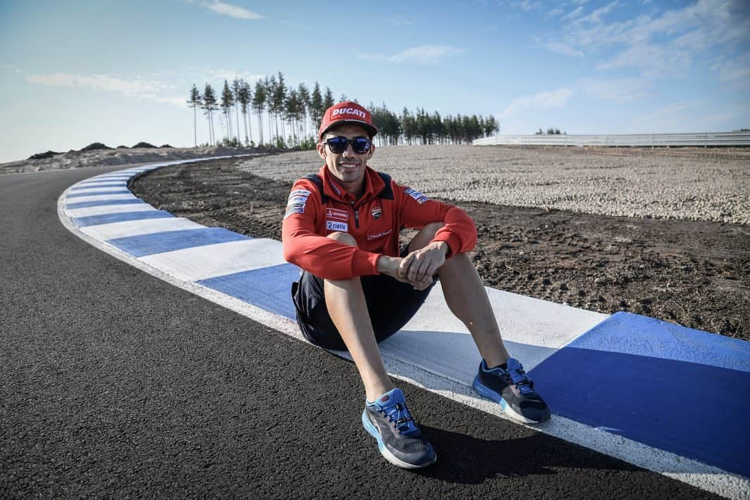 MotoGPさんのインスタグラム写真 - (MotoGPInstagram)「#MotoGP test riders are ready to hit the track at the KymiRing tomorrow for the very first #FinlandTest 🇫🇮 // Swipe left ⬅️ to check out more pics of the riders at different parts of the track! 📸 #Motorcycle #Racing #Motorsport」8月19日 1時22分 - motogp