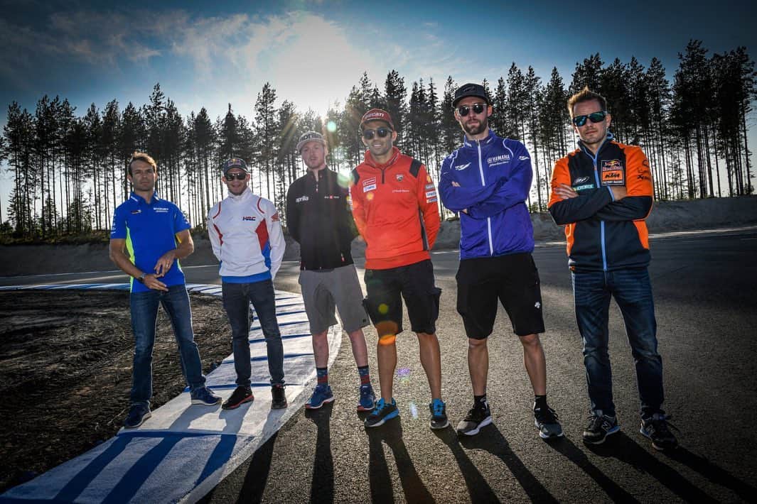 MotoGPさんのインスタグラム写真 - (MotoGPInstagram)「#MotoGP test riders are ready to hit the track at the KymiRing tomorrow for the very first #FinlandTest 🇫🇮 // Swipe left ⬅️ to check out more pics of the riders at different parts of the track! 📸 #Motorcycle #Racing #Motorsport」8月19日 1時22分 - motogp