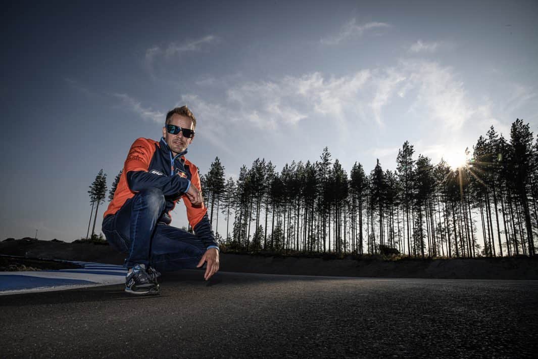 MotoGPさんのインスタグラム写真 - (MotoGPInstagram)「#MotoGP test riders are ready to hit the track at the KymiRing tomorrow for the very first #FinlandTest 🇫🇮 // Swipe left ⬅️ to check out more pics of the riders at different parts of the track! 📸 #Motorcycle #Racing #Motorsport」8月19日 1時22分 - motogp