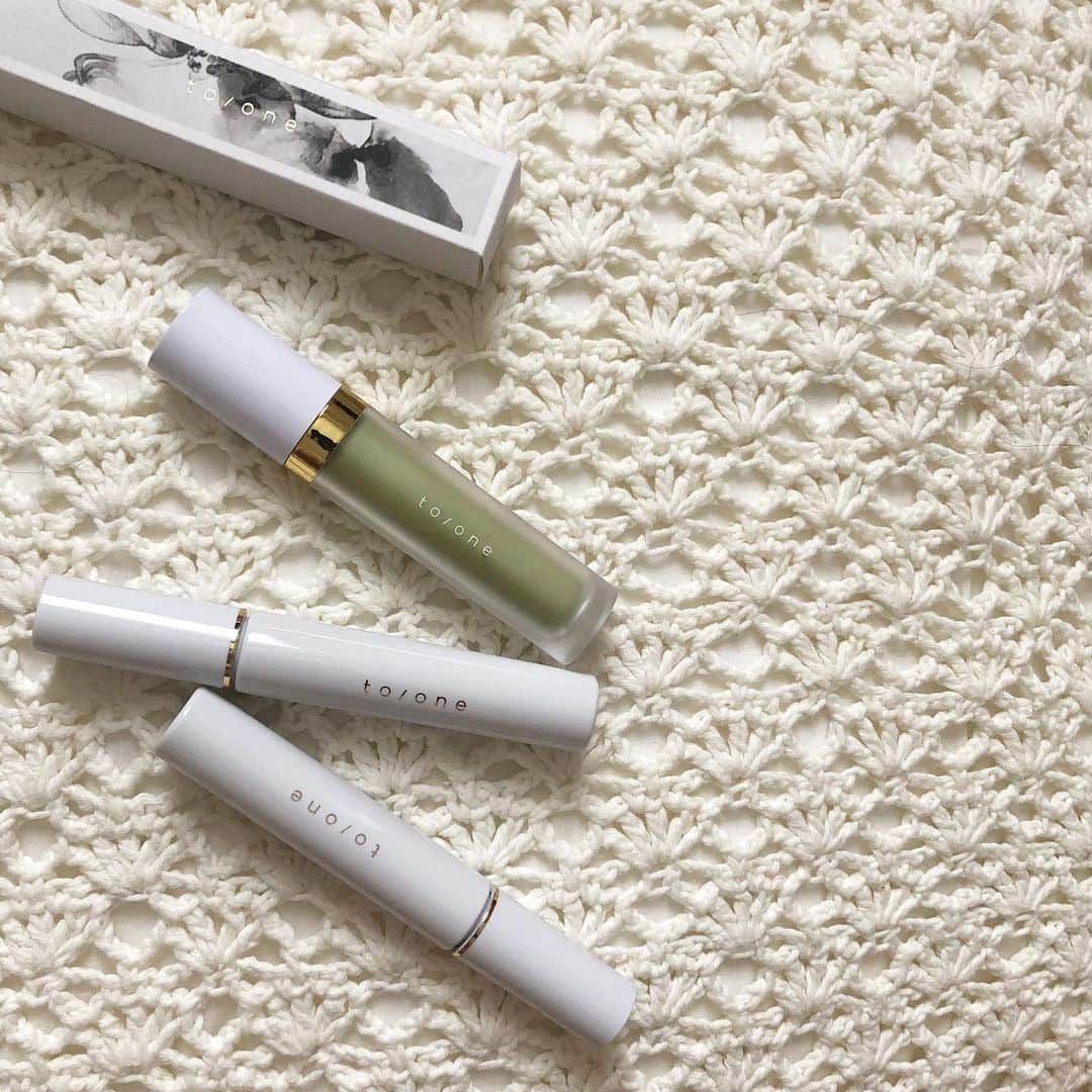 のインスタグラム：「最近getしたコスメ🍈 姉とどハマりしてる @toonecosmetics のアイテム✨ メロンカラーのアイリキッドと ブラウンと緑マスカラ💚🧡 カラーメイクが楽しい夏⛅️ 緑×テラコッタの組み合わせがすき🦒」
