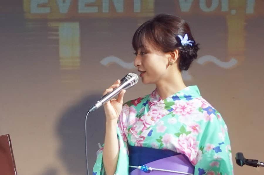 長谷川萌美さんのインスタグラム写真 - (長谷川萌美Instagram)「. . 昨夜のイベントの様子  #ビタイベ 🎵 . 夏のリクエストカバー曲の弾き語りや夏のビタスイオリジナル曲ランキング1・2・3🌈 . 1.HANABI 2.バイバイメトロ 3.シャイボーイと私 . ありがとうございました！！💓 コラボドリンクの乾杯もして🥂🎇 楽しかった✨ 次回は9/28(土) 私のプロフィール欄のURLに載っている、ブログにてブログ先行受付スタートしています 💕 . 下北沢Com.cafe音倉 ぜひお越しください🎵 .  #ビタスイ #ビタイベ #イベント #ライブ #下北沢 #夏 #event #live #shimokitazawa #japan #yukata #summer」8月18日 16時25分 - moemi_hasegawa