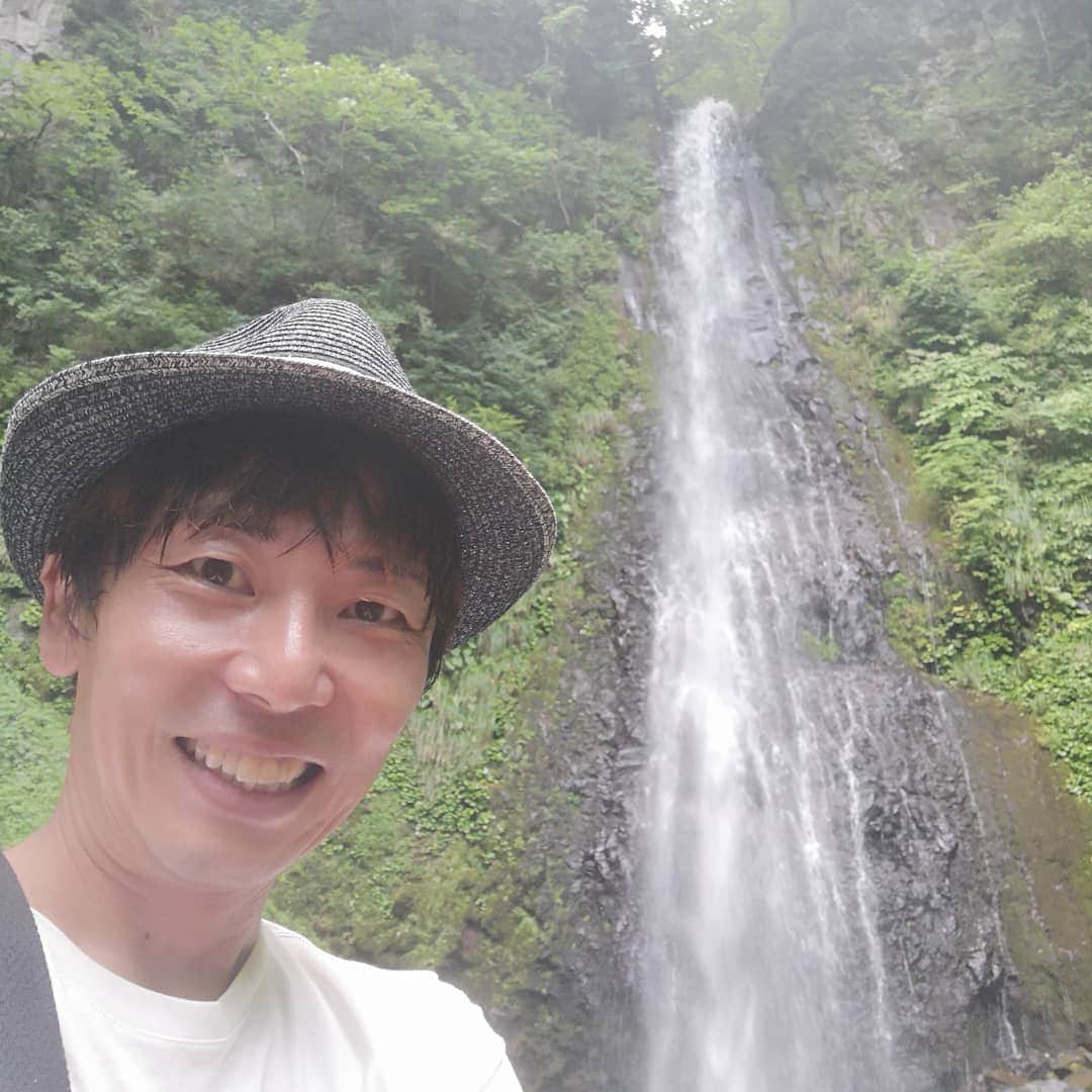 岡田達也さんのインスタグラム写真 - (岡田達也Instagram)「鳥取のパワースポット『雨滝』。 何十年ぶりに足を伸ばしてみました。 マイナスイオン浴びまくり。 最高です。  #鳥取 #国府町 #扇ノ山 #雨滝川 #雨滝 #岡田達也」8月18日 16時27分 - tatsuyajiru