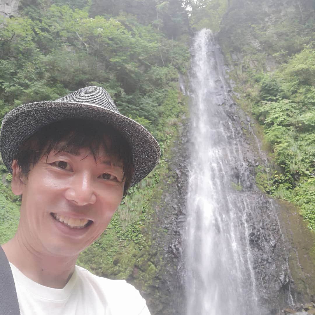 岡田達也のインスタグラム：「鳥取のパワースポット『雨滝』。 何十年ぶりに足を伸ばしてみました。 マイナスイオン浴びまくり。 最高です。  #鳥取 #国府町 #扇ノ山 #雨滝川 #雨滝 #岡田達也」