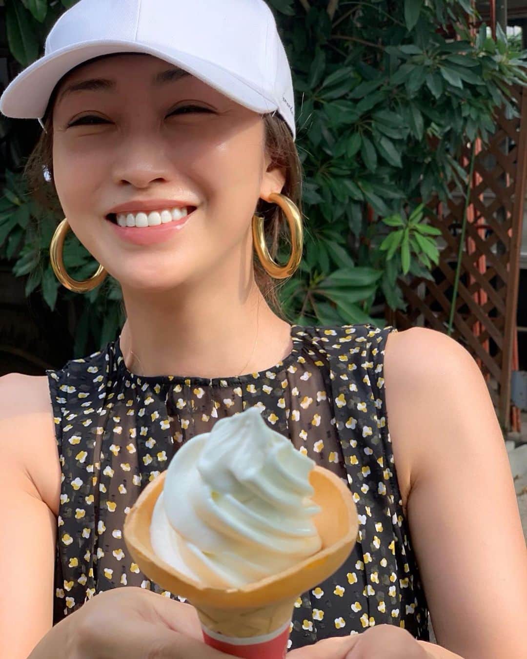 神崎恵さんのインスタグラム写真 - (神崎恵Instagram)「🍦🌈☀️💕 ソフトクリーム、買ってもらった。 わい🙌 わたしの母は牛乳味の濃厚なソフトクリームがすきで、 わたしは牛乳の味がしないさらっとしたソフトクリームがすき。 ソフトクリームを食べるたびに、母を思い出します。 最近会えてないな、会いにいこ。  コスメ整理がまだおわらない！もう一息、がんばるぞー！ いつかコスメ部屋や収納。お見せできたらいいな💄 ワンピース #styling キャップ #samanthathavasa  リング💍 #surya」8月18日 16時30分 - megumi_kanzaki
