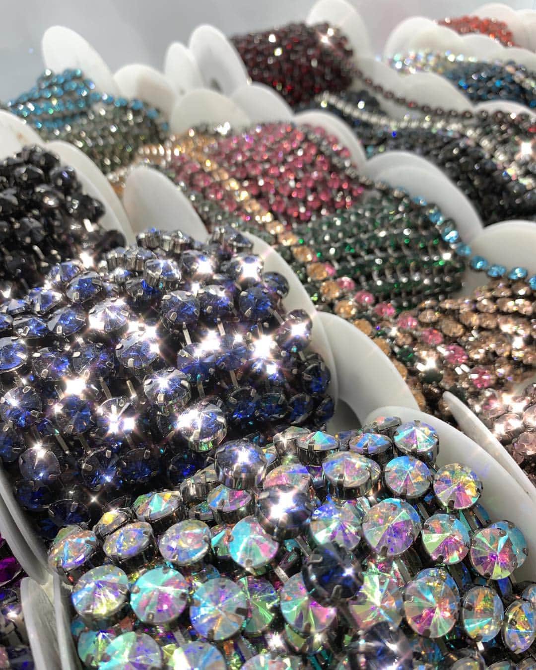 のインスタグラム：「Saturday shopping for sparkly things- haven’t been so happy since Byron the dog last licked my face XJP #fareast #shopping」