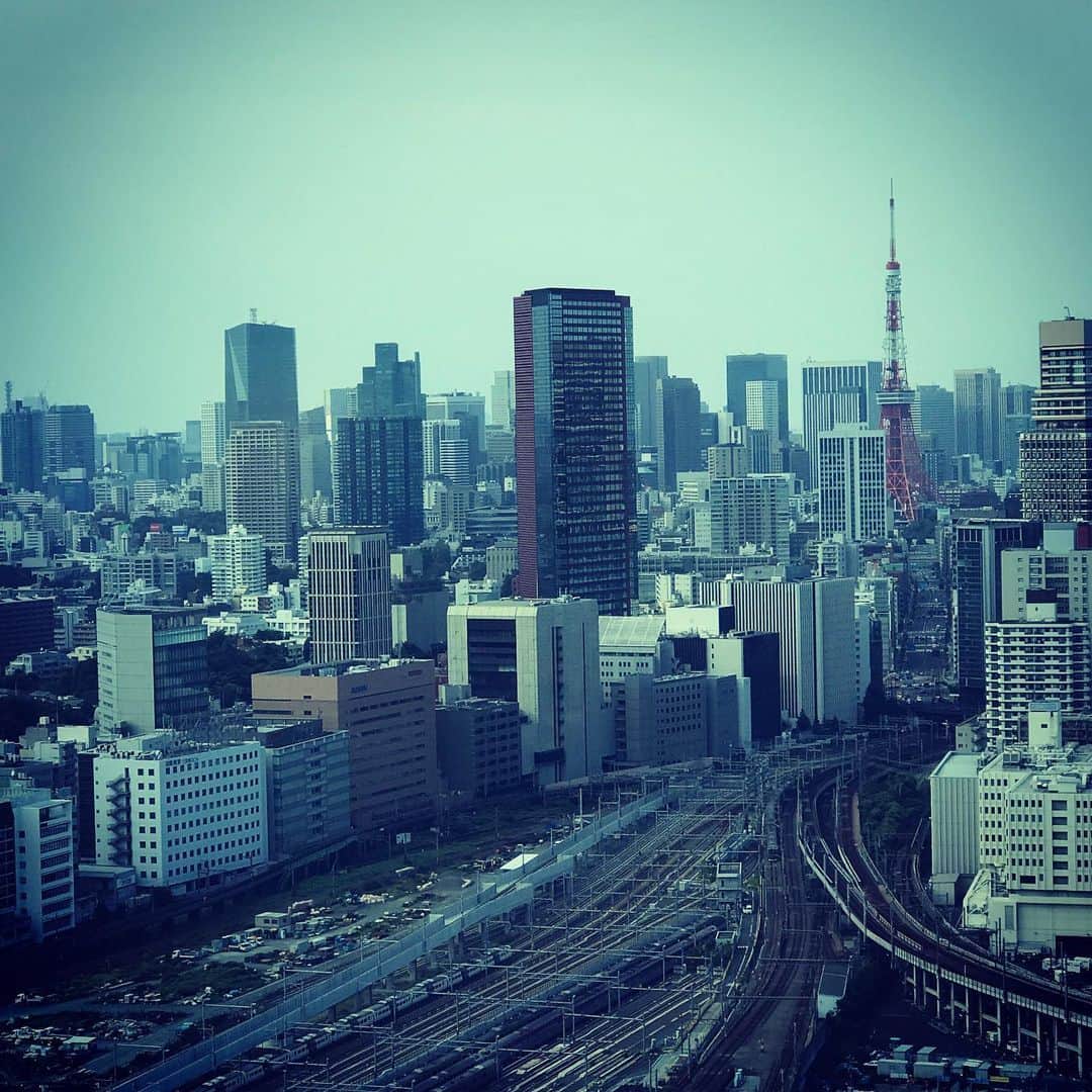 佐野史郎のインスタグラム：「展望の良いビルで映画の撮影🎥 TOKYOだな…」