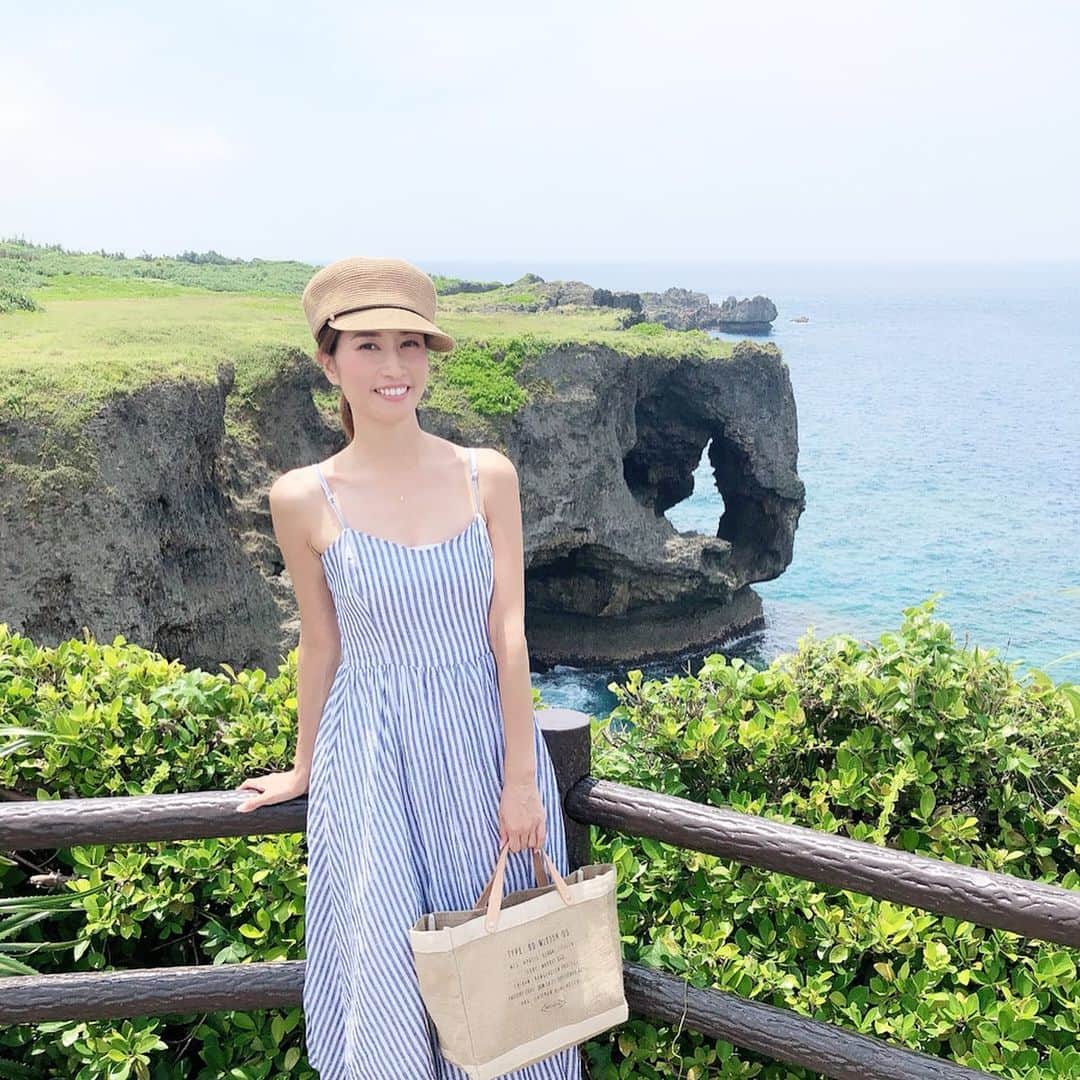 KAORI.OMURA 大村香織さんのインスタグラム写真 - (KAORI.OMURA 大村香織Instagram)「お盆休みが終わるー😂 ・ 沖縄旅🏝少し時間が空いたので観光でもしてみようと、万座毛へ🌊 ・ 綺麗な青色の海が遠くまで広がっていて綺麗でした✨地平線を普段見る事が無いからこうゆう景色に癒される☺︎ ・ 沖縄観光を久々にしてみましたが、お盆だからか？凄い人‼️ 特に海外からの旅行者が多く感じました☺︎ ・ 綺麗な物は全世界共通なんだなぁ✨と思いました☺︎ ・ 沖縄の海と自然に癒された旅☺︎ ・ 今年の夏お気に入りで旅行に必ず連れてった @the_newhouse のワンピース👗今年は後何回着れるかな！ ・ ・ #万座毛#沖縄観光#沖縄観光名所 #okinawa#お盆旅行 #大人の夏休み #vacation #trip#南国#国内旅行#沖縄好きな人と繫がりたい #沖縄好き #旅行#海#万座毛ビーチ #ワンピース#アラフォー #アラフォーコーデ #ワンピースコーデ#海#海が好き#沖縄の海と空#自然#地平線#フリーランス#お盆やすみ」8月18日 16時41分 - kaori.omura