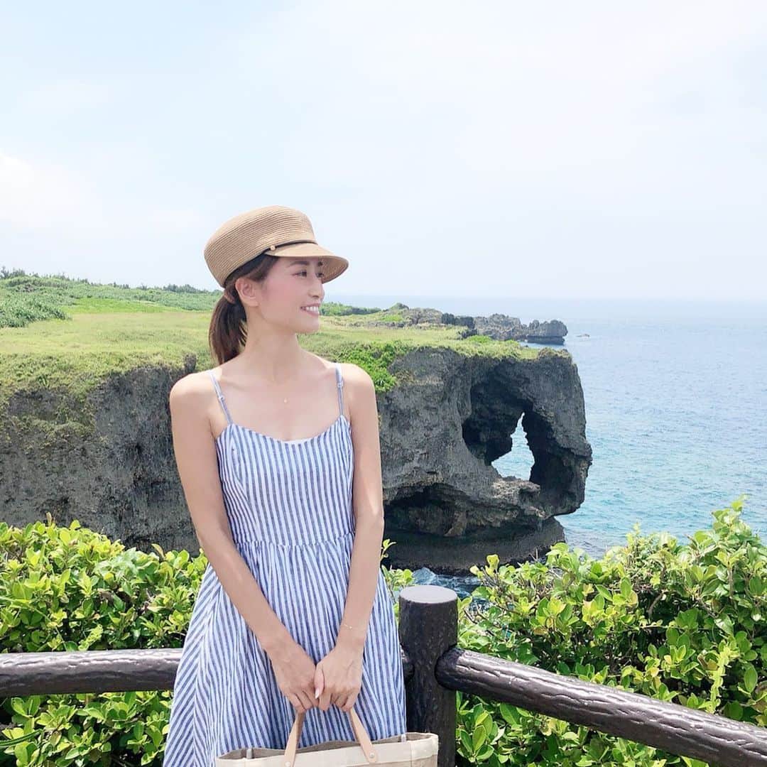 KAORI.OMURA 大村香織さんのインスタグラム写真 - (KAORI.OMURA 大村香織Instagram)「お盆休みが終わるー😂 ・ 沖縄旅🏝少し時間が空いたので観光でもしてみようと、万座毛へ🌊 ・ 綺麗な青色の海が遠くまで広がっていて綺麗でした✨地平線を普段見る事が無いからこうゆう景色に癒される☺︎ ・ 沖縄観光を久々にしてみましたが、お盆だからか？凄い人‼️ 特に海外からの旅行者が多く感じました☺︎ ・ 綺麗な物は全世界共通なんだなぁ✨と思いました☺︎ ・ 沖縄の海と自然に癒された旅☺︎ ・ 今年の夏お気に入りで旅行に必ず連れてった @the_newhouse のワンピース👗今年は後何回着れるかな！ ・ ・ #万座毛#沖縄観光#沖縄観光名所 #okinawa#お盆旅行 #大人の夏休み #vacation #trip#南国#国内旅行#沖縄好きな人と繫がりたい #沖縄好き #旅行#海#万座毛ビーチ #ワンピース#アラフォー #アラフォーコーデ #ワンピースコーデ#海#海が好き#沖縄の海と空#自然#地平線#フリーランス#お盆やすみ」8月18日 16時41分 - kaori.omura